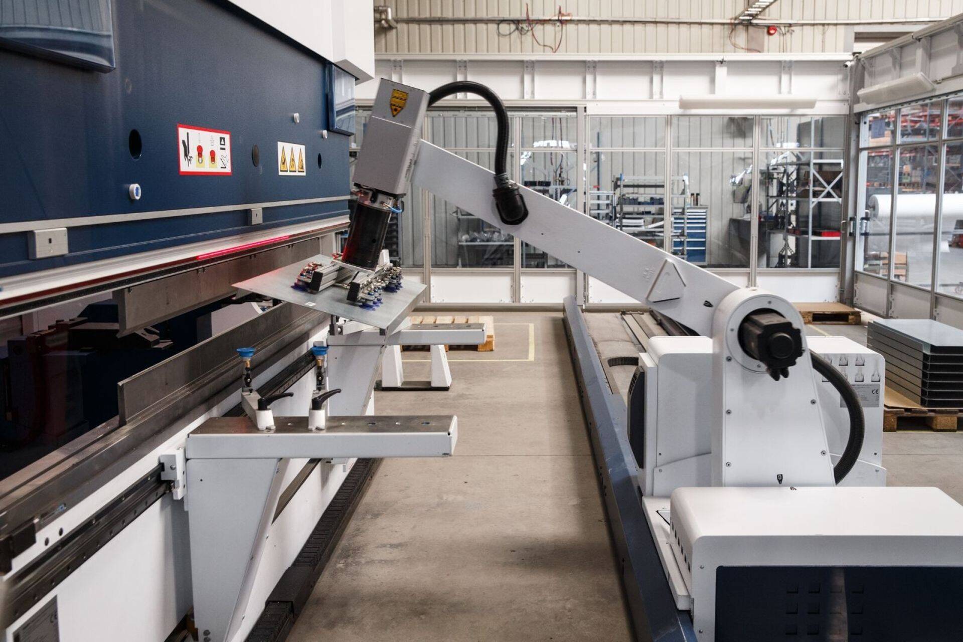 Kuidas võtta tehasesse appi tööstusrobot?