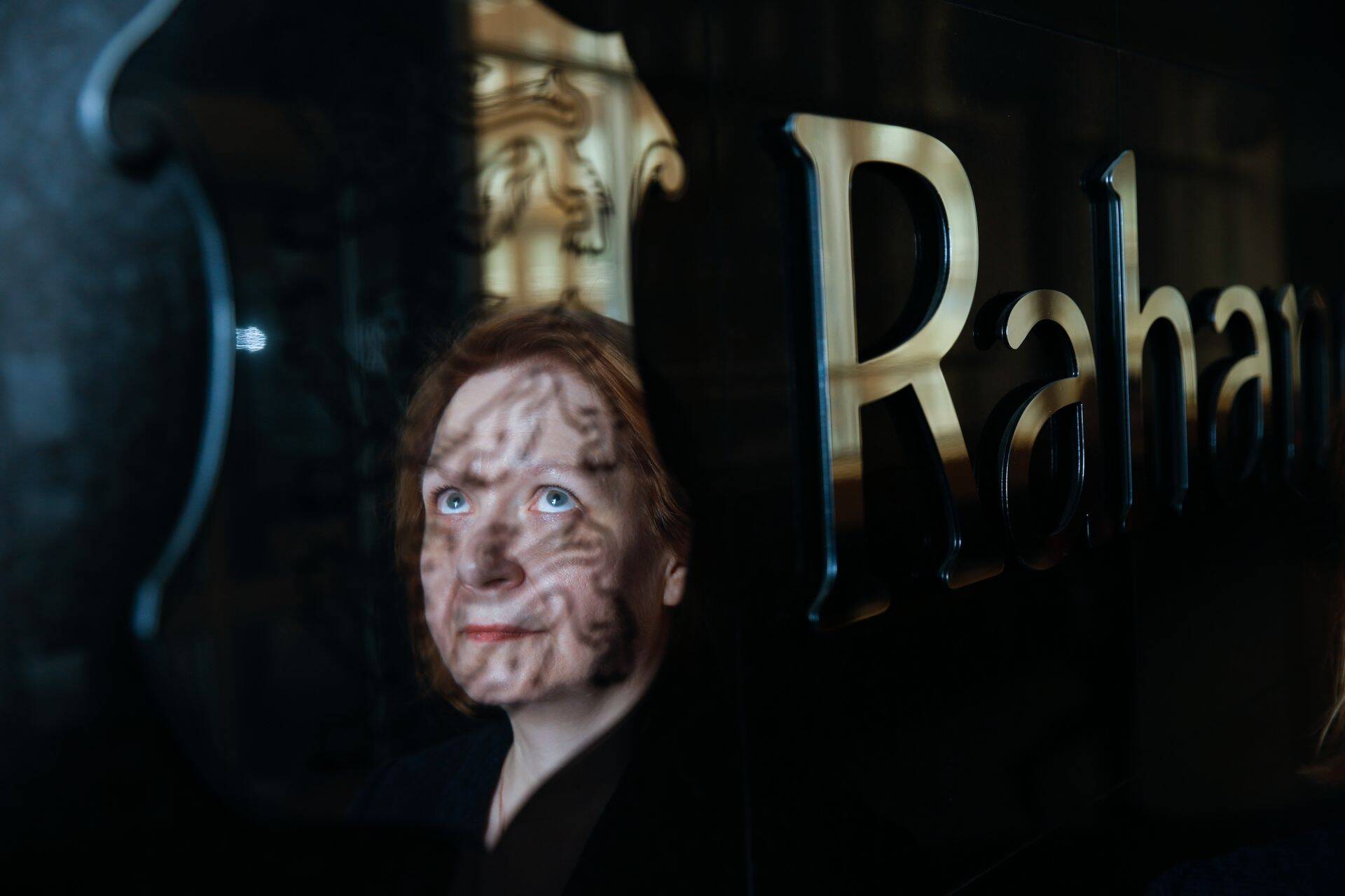 Endine rahandusminister Maris Lauri ministeeriumi sildi juures.