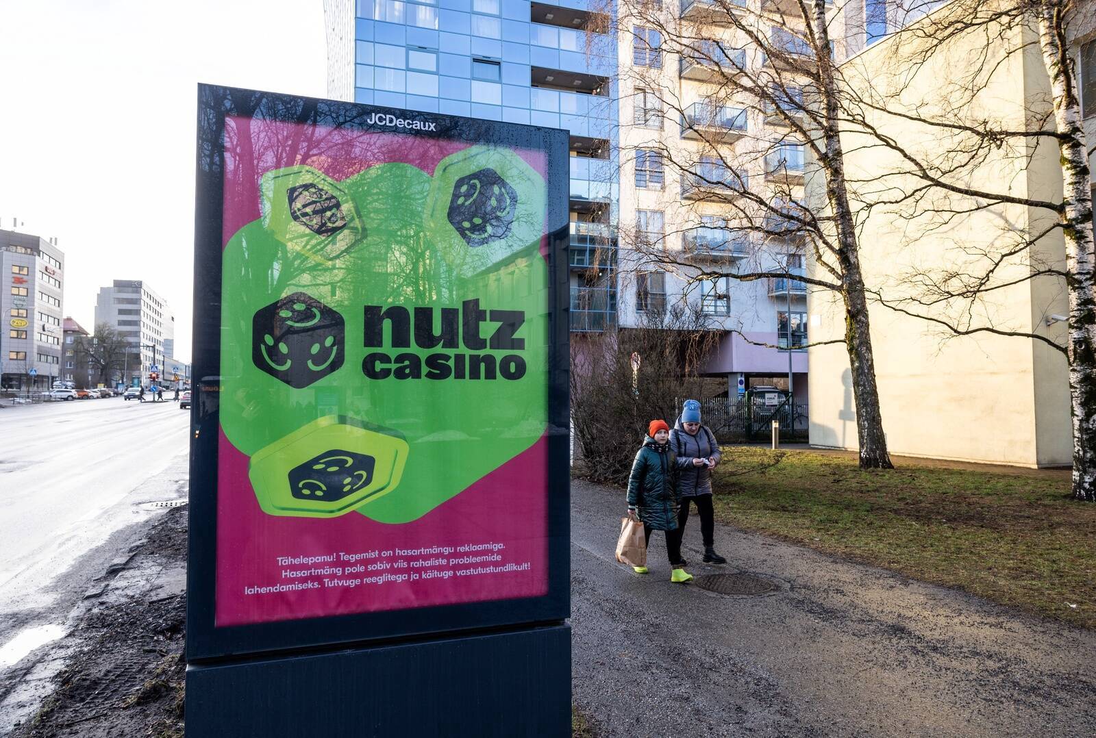 Реклама казино Nutz в Таллине на улице Лийвалая перед школой Сюдалинна.