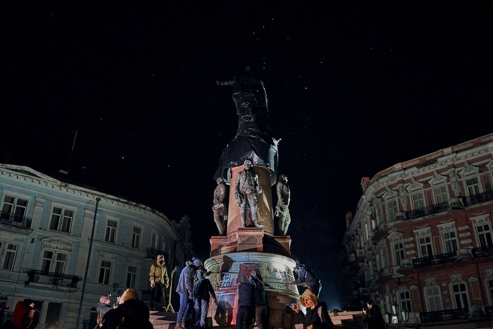 В Одессе вечером в среду начали демонтировать памятник Екатерине II, 28 декабря, Украина