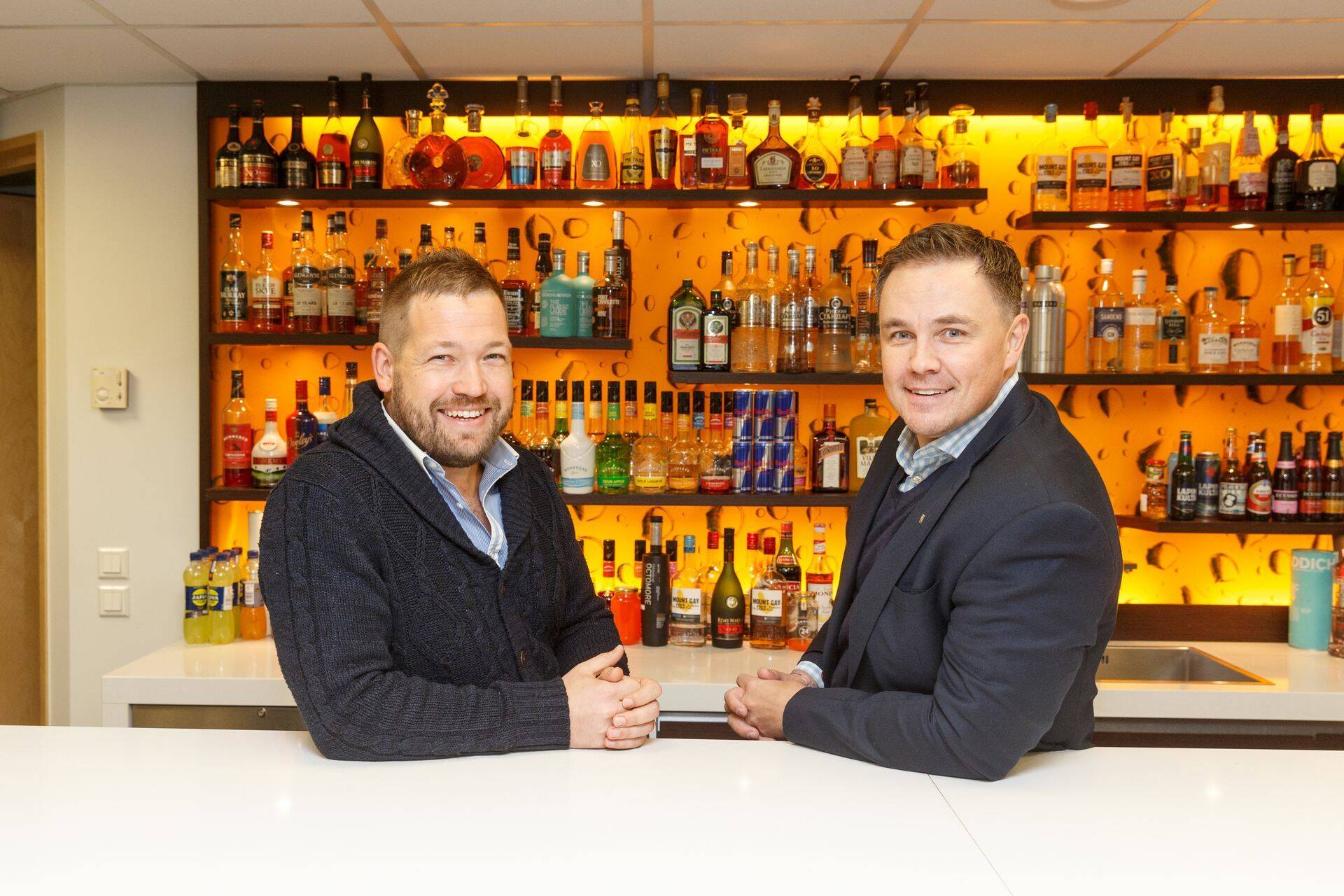 Tridensi juhatuse liige Janno Hert (vasakul) ja Kaupmehe juhatuse esimees Mart Relve otsustasid teha tehingu, millega saab Kaupmees Tridensis enamusosaluse.