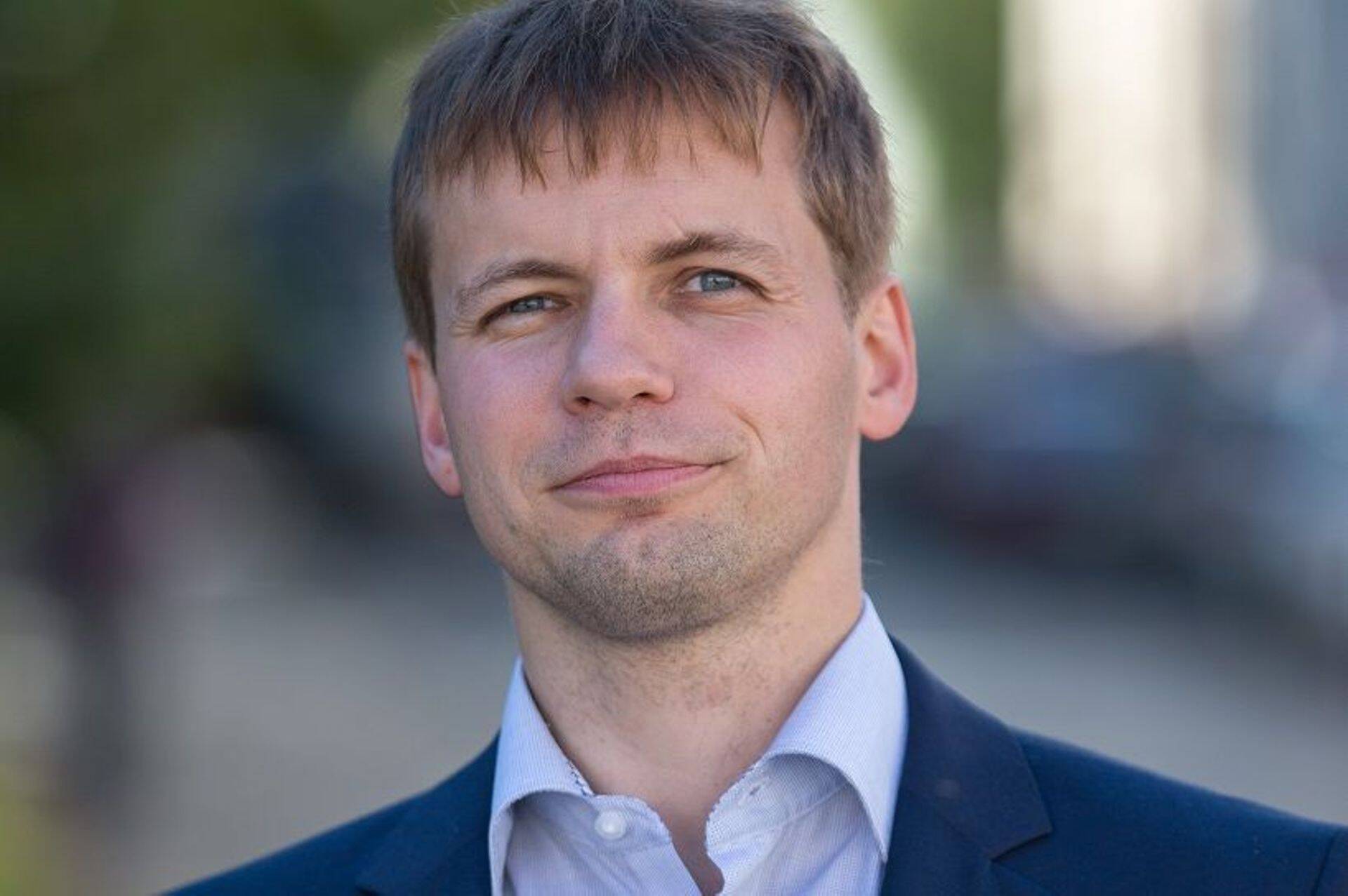 преподаватель государственных наук Вильяр Веэбель.
