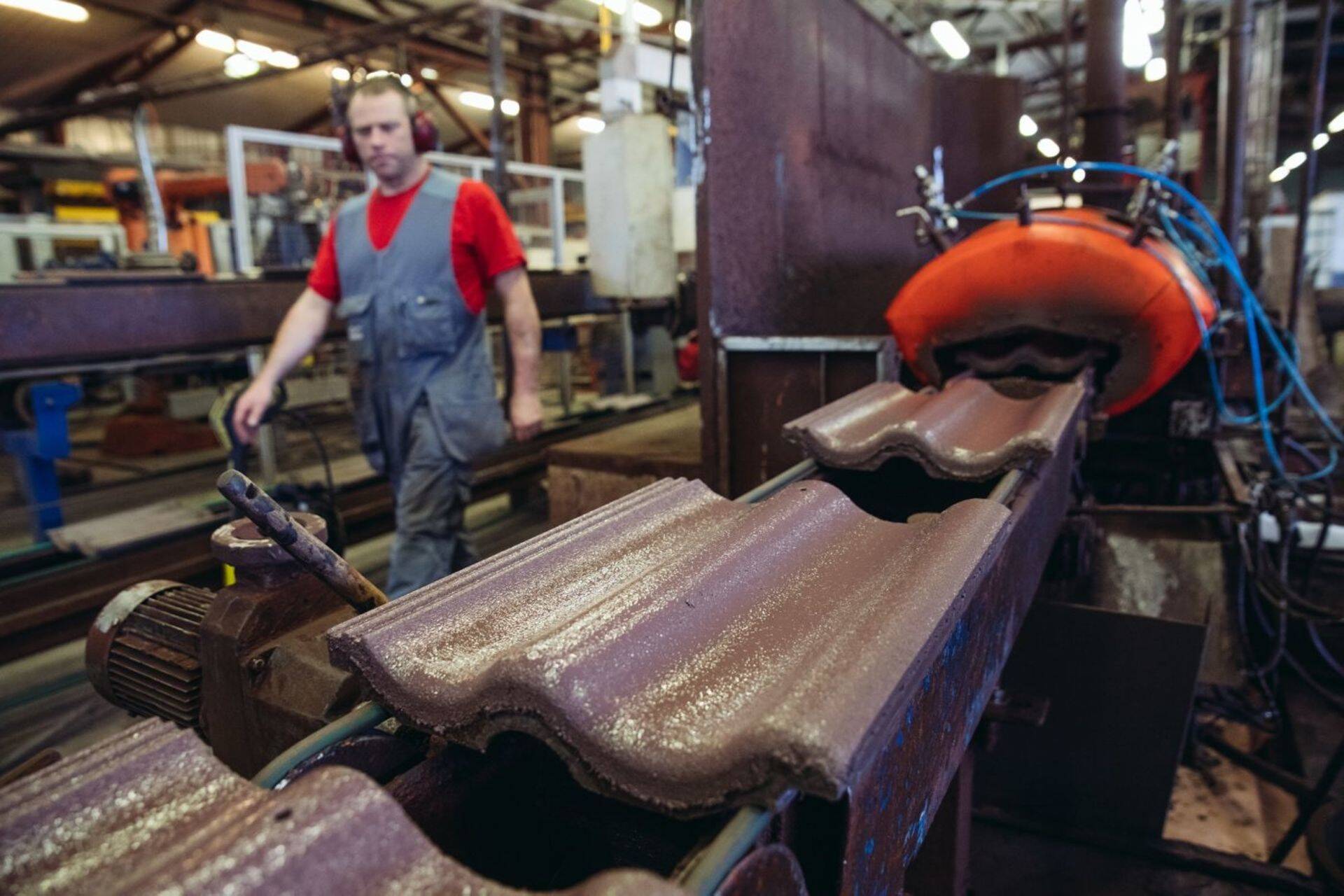 Katusekivide tootmine Kiiu tehases.