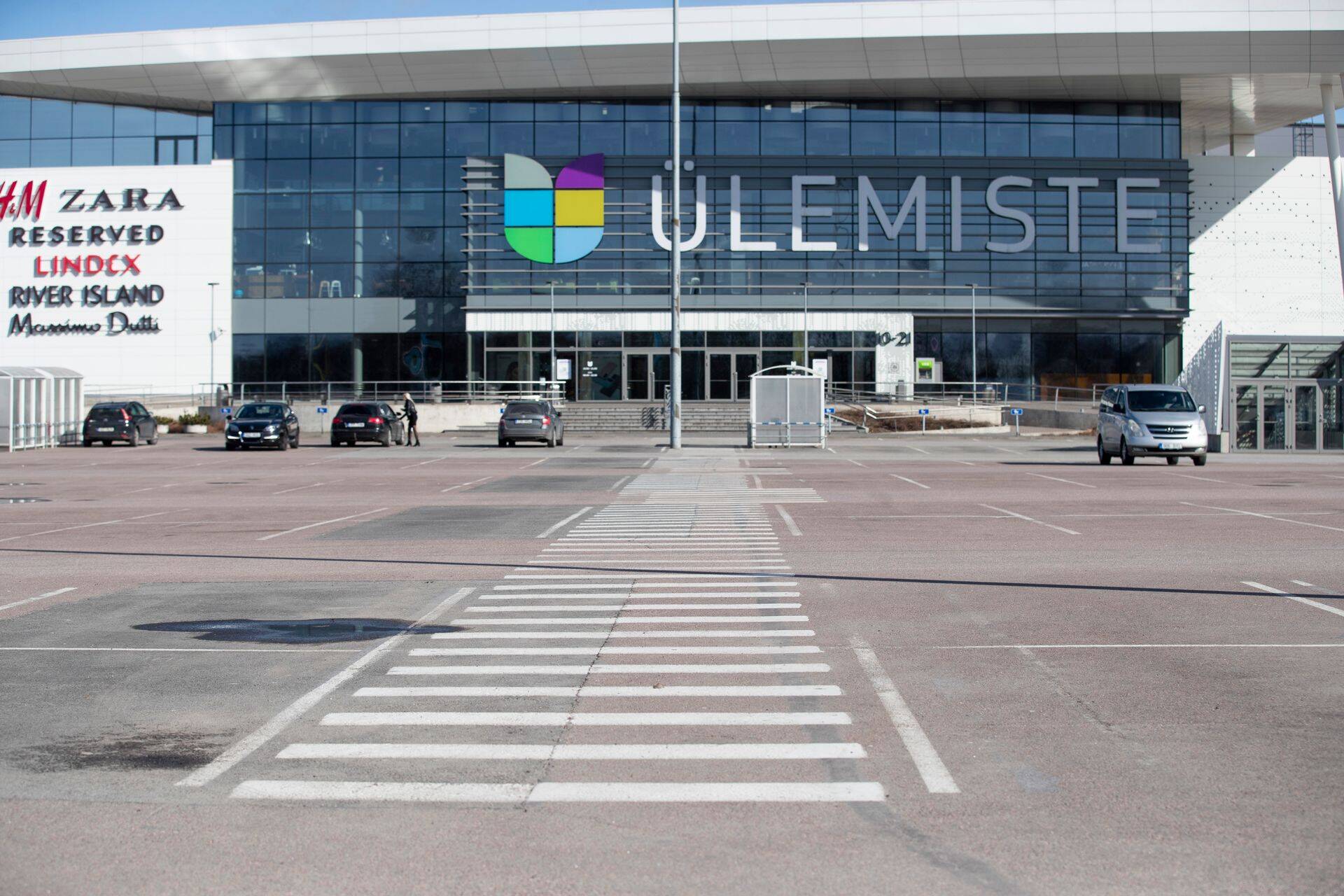 Ülemiste kaubakeskuse tühi parkla aprilli alguspäevil.