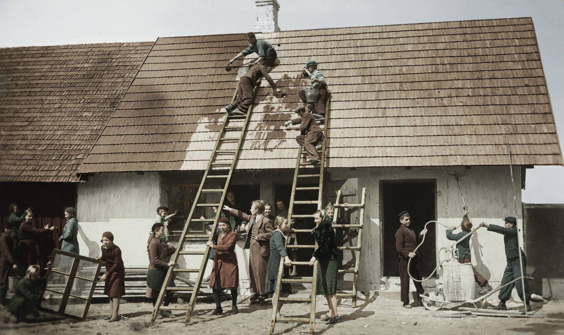 Kodukaunistamine Nõos 1938. aasta kevadel. Kampaanias osalesid aktiivselt just noored.
