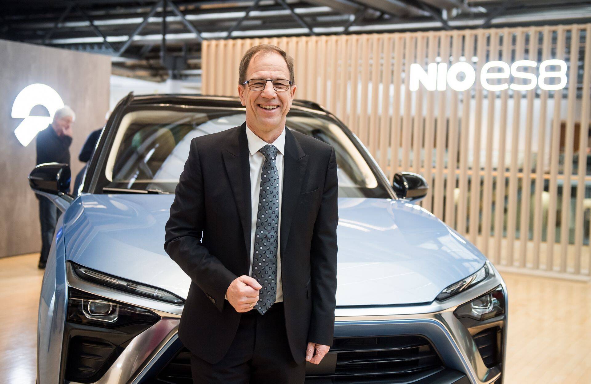 Saksa pooljuhtide tootja Infineoni tegevjuht Reinhard Ploss poseerib NIO automudeli ees Infineoni aktsionäride üldkoosolekul 2018. a veebruaris Münchenis.