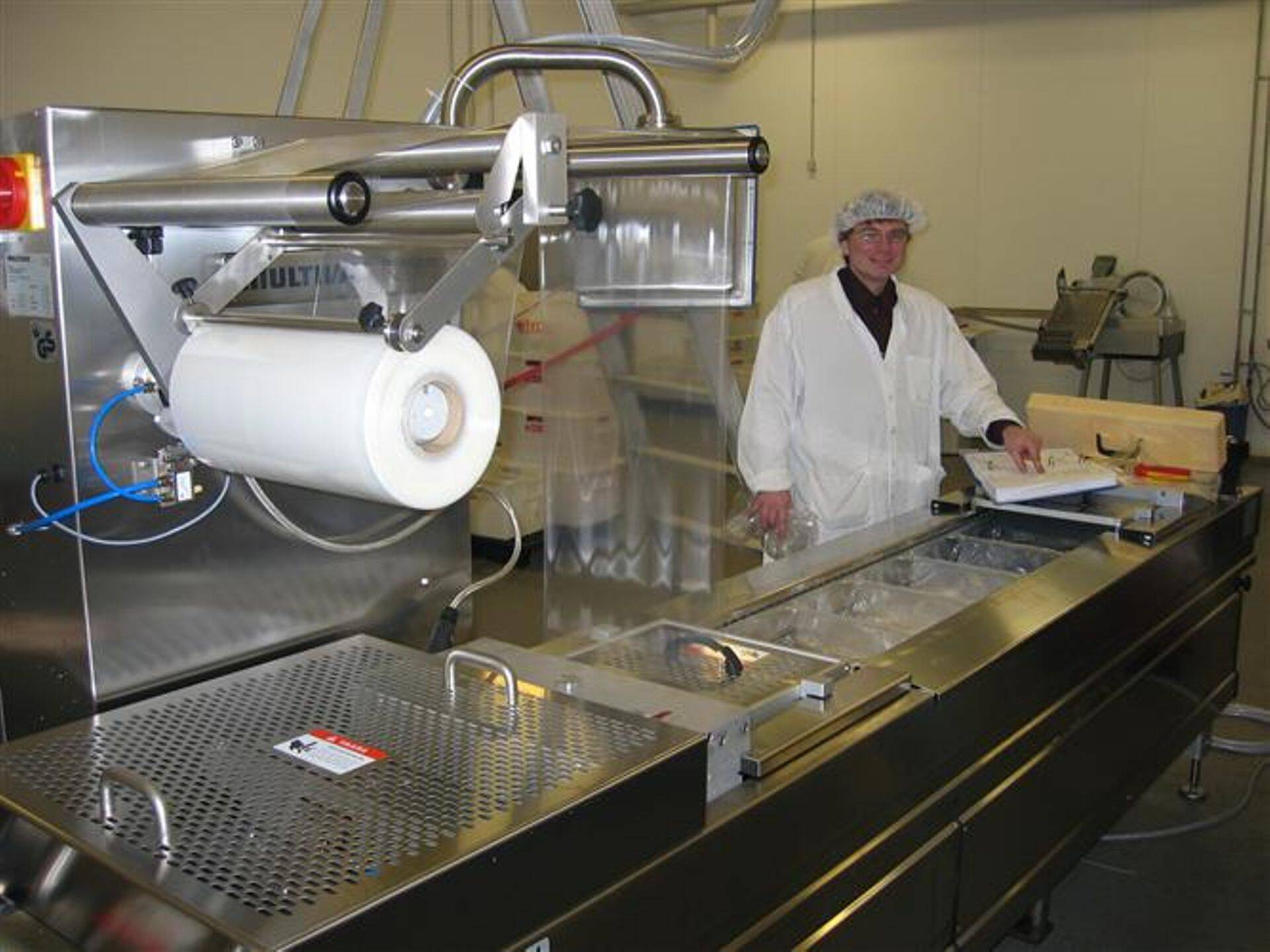 Multivac Eesti tegevjuht Margus Kupp pakkeliini taga.