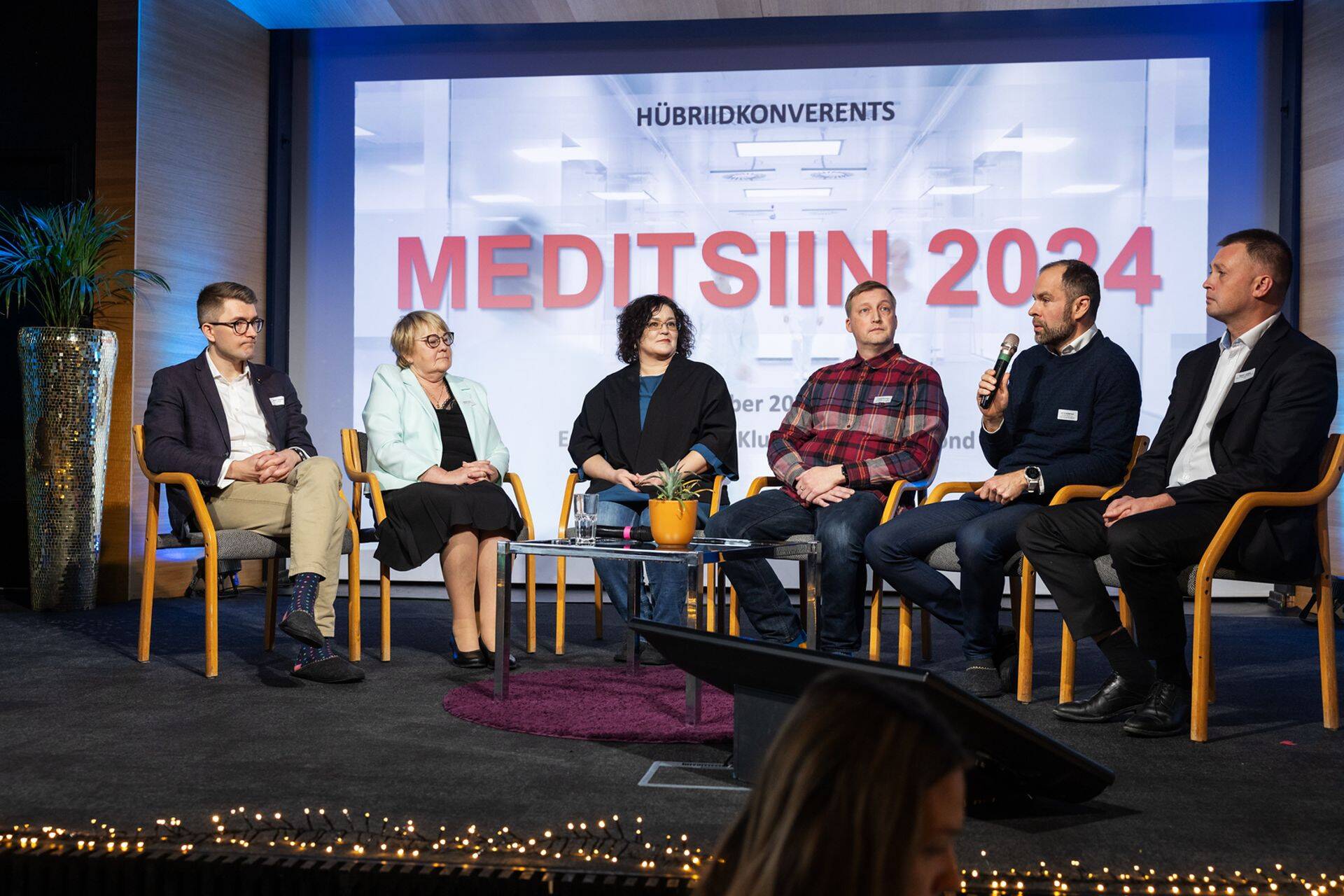Fotol: Meditsiin 2024 konverentsi vestlusring: (vasakult) Priit Tohver, Marika Väli, Teele Orgse, Janek Kapper, Ants Nõmper, Mart Jesse.