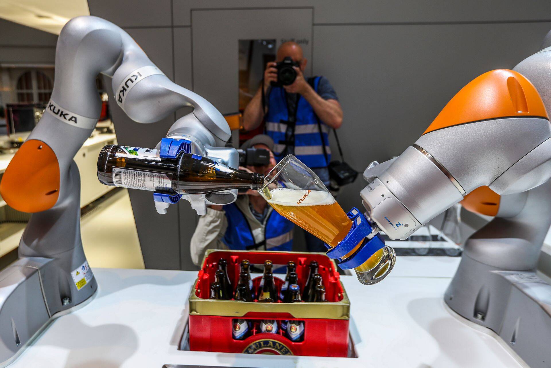 Kuka robotite demonstratsioon Hannoveri tööstusmessil 22. aprillil 2018. aastal. EPA-EFE/SRDJAN SUKI
