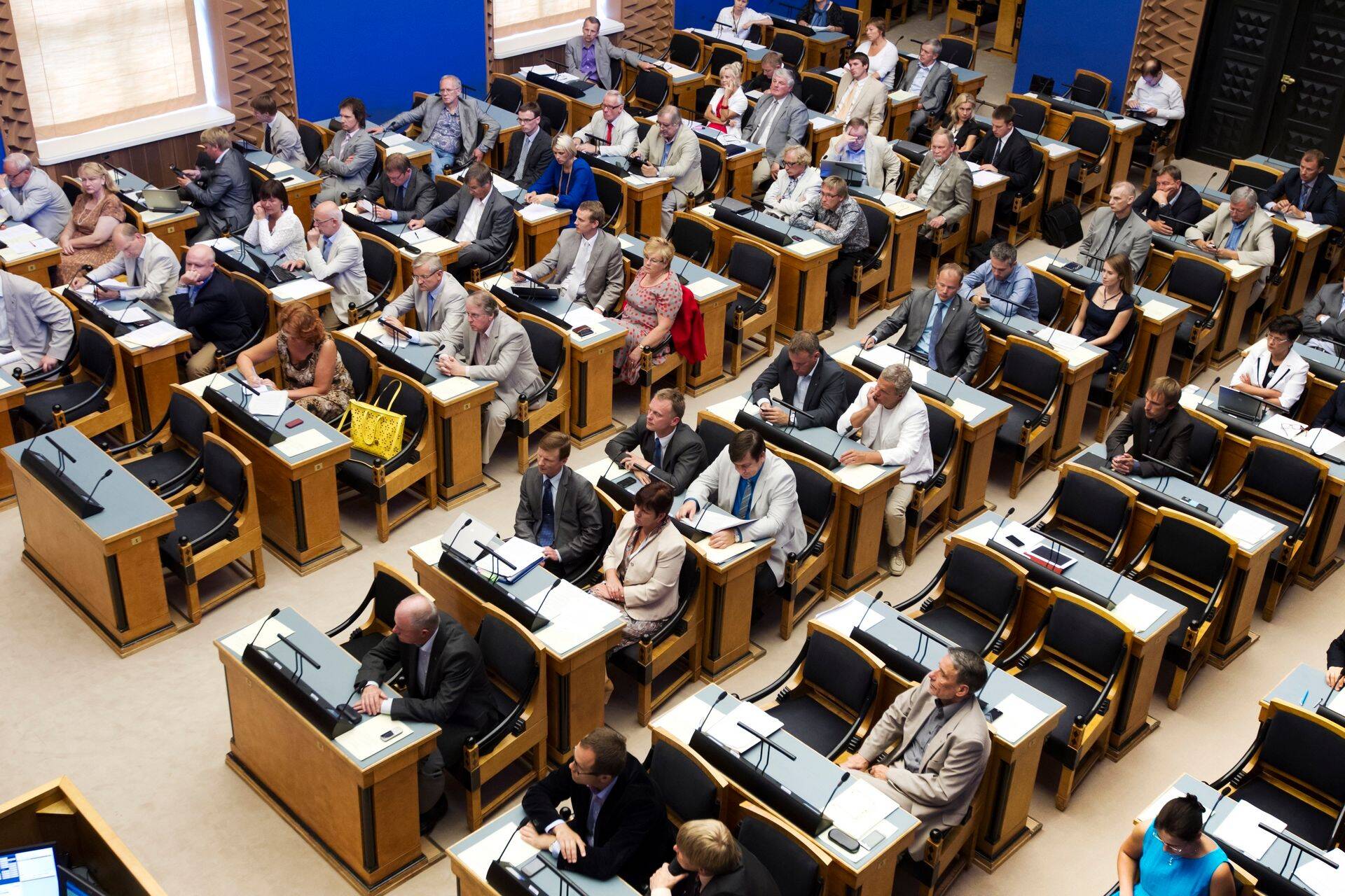 Kolmapäeviti kestab riigikogu tööõhtu kuni päevakorra punktide lõppemiseni.
