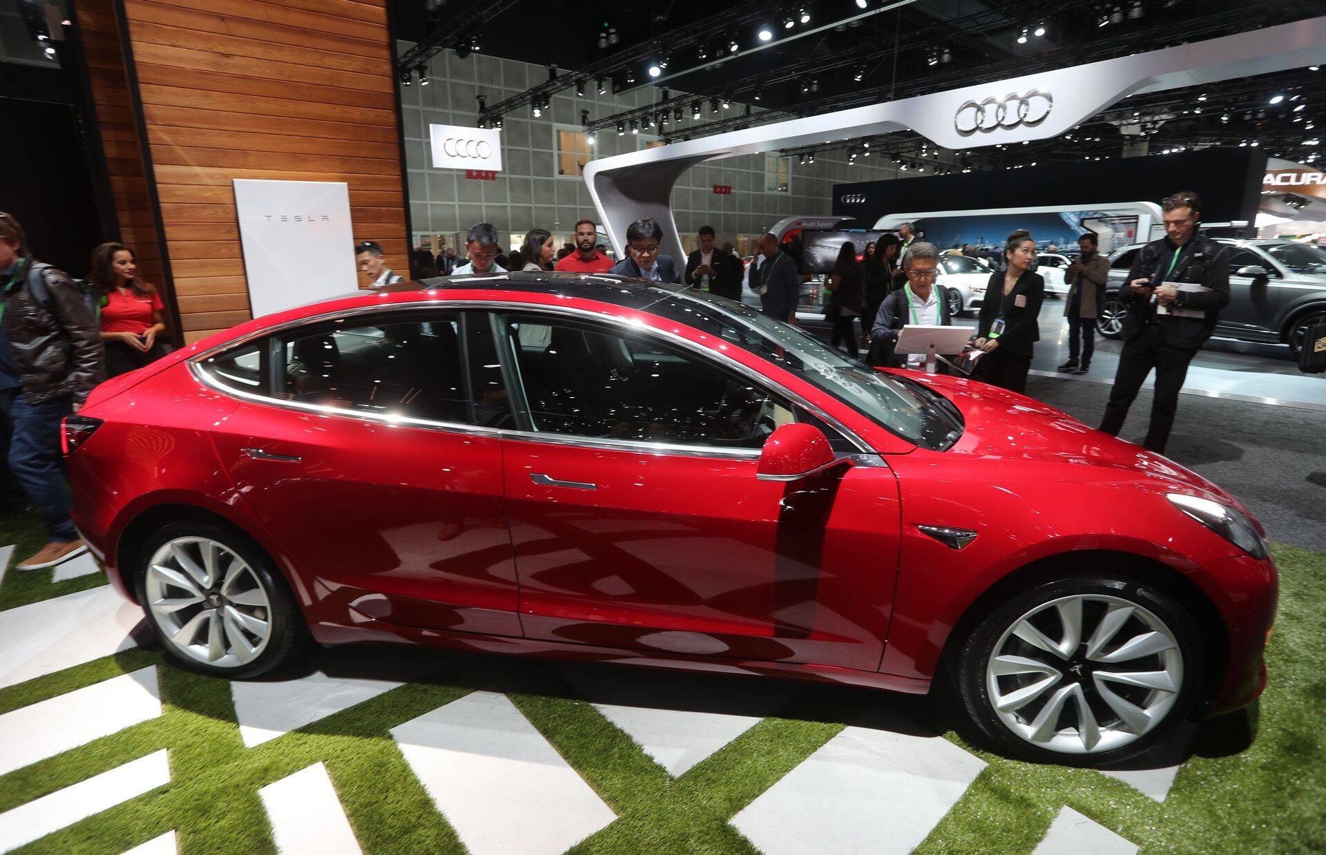 TEsla Model 3 Los Angelese autonäitusel 2017. a novembris.