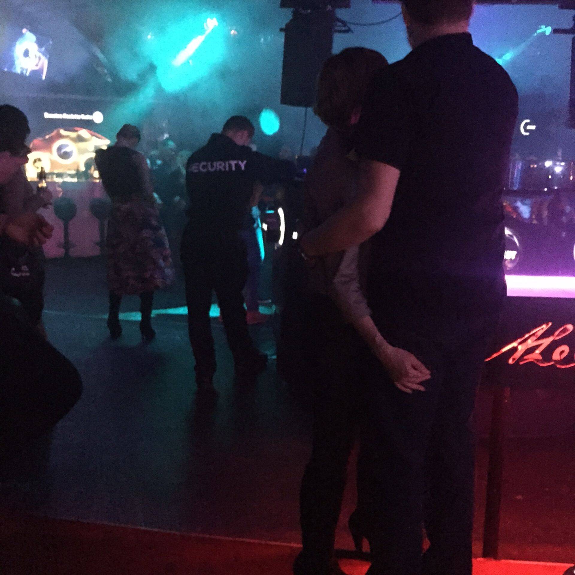 Reede õhtul ööklubis Privé nautis tühjavõitu tantsuplatsil muusikarütme kõige enam lillelise seelikuga näitsik.