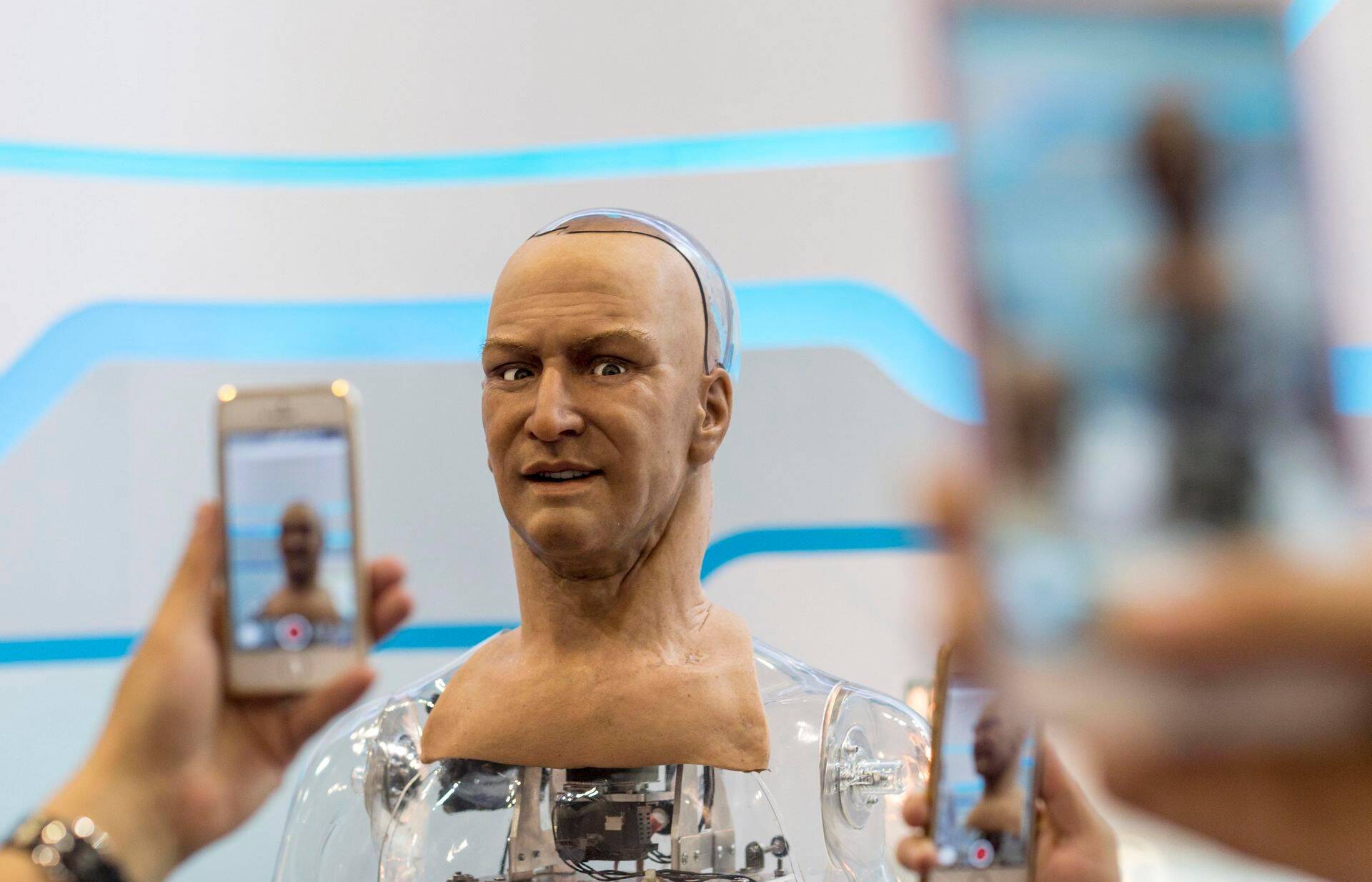 Humanoidrobot Hami esitlus Hong Kongis. Robot suudab vastata lihtsatele küsimustele ning teda kasutatakse näiteks meditsiinisimulatsioonis