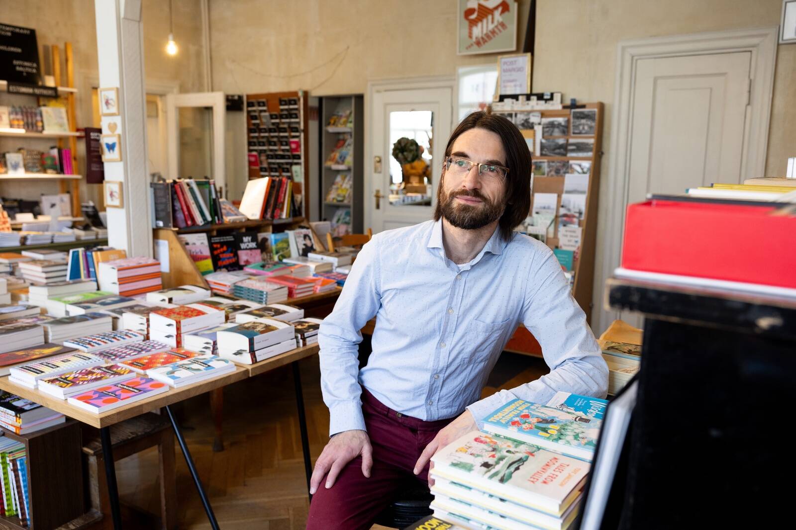 Мадис Миккор среди книг в своем первом магазине Tallinn English Bookshop “Rüütel & Matilda“ на улице Рюйтли.