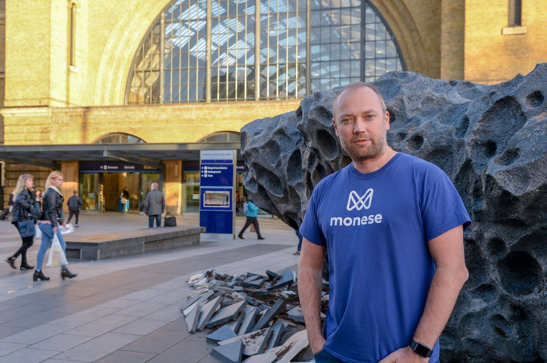 Monese tegevjuht Norris Koppel Londonis Kings Crossi metroojaama ees. Ettevõtja selja taga on näha Monese tellitud "metoriiti", mis on ettevõtte loov-reaktsioon ebakindlusele ja mõnele ekstreemsemale spekulatsioonile, milline saab elu olema peale Brexiti võtmekuupäeva 29.märtsi. Täpsemalt peab Monese silmas teadet Suurbritannia võimetusest peale Euroopa Liidust lahkumist, avastada Maa lähedasi objekte - näiteks meteoriite.