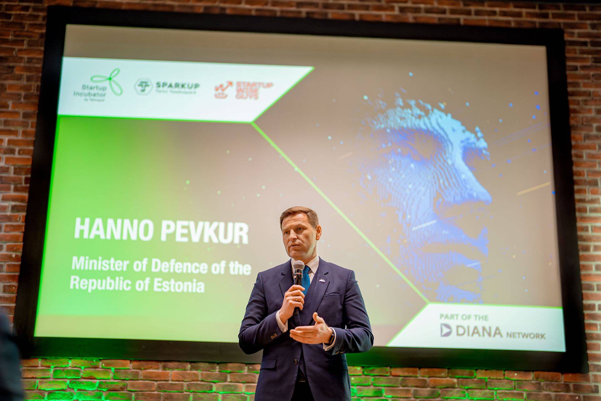 Kaitseminister Hanno Pevkur kõnelemas NATO kiirendi avamisel.