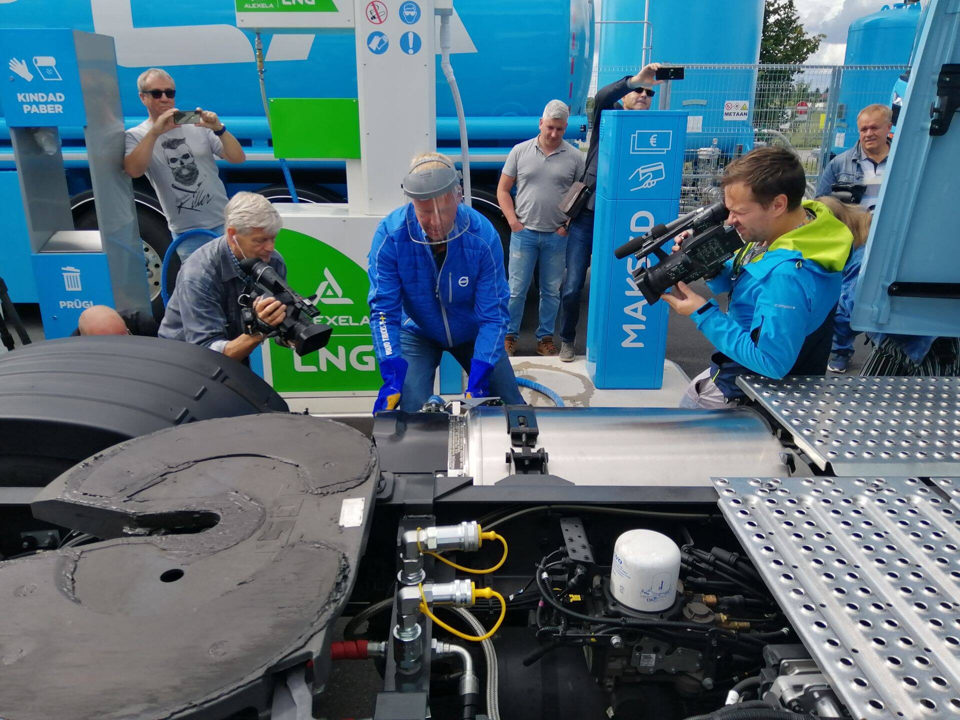 Volvo LNG veoki "juhuslik" tankimine avamise ajal oli põnev nii ajakirjanikele, kui ka Euroopa Komisjoni transpordi direktoraadi peadirektorile Henrik Hololeile, kes nägi seda protsessi samuti esimest korda.