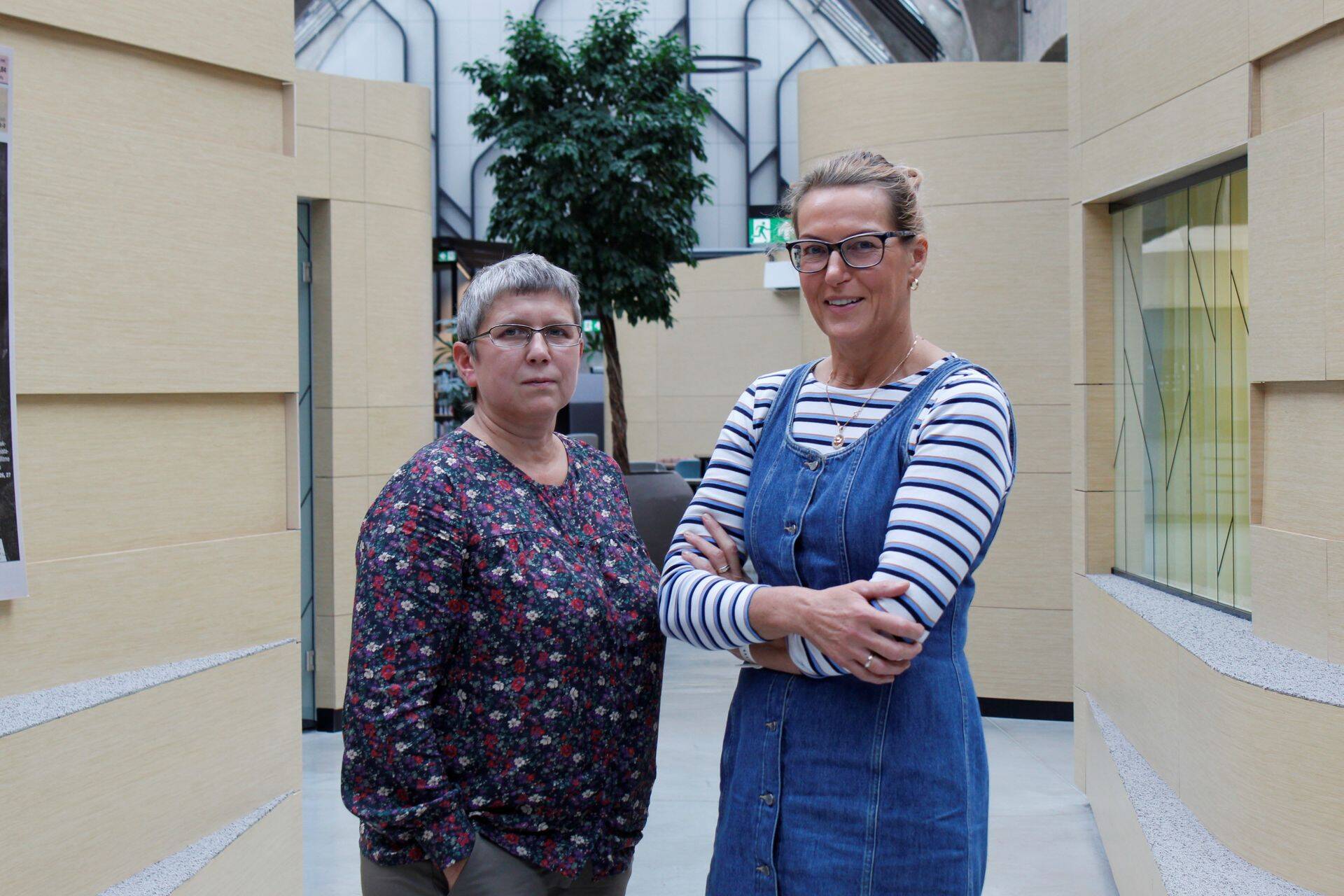 Saatekülalised Viru Keemia Grupi personaliosakonna juhataja Tea Allikmäe (vasakul) ja personalidirektor Eve Rei, kelle sõnul tuleks inseneeria tutvustamist alustada juba põhikoolis.