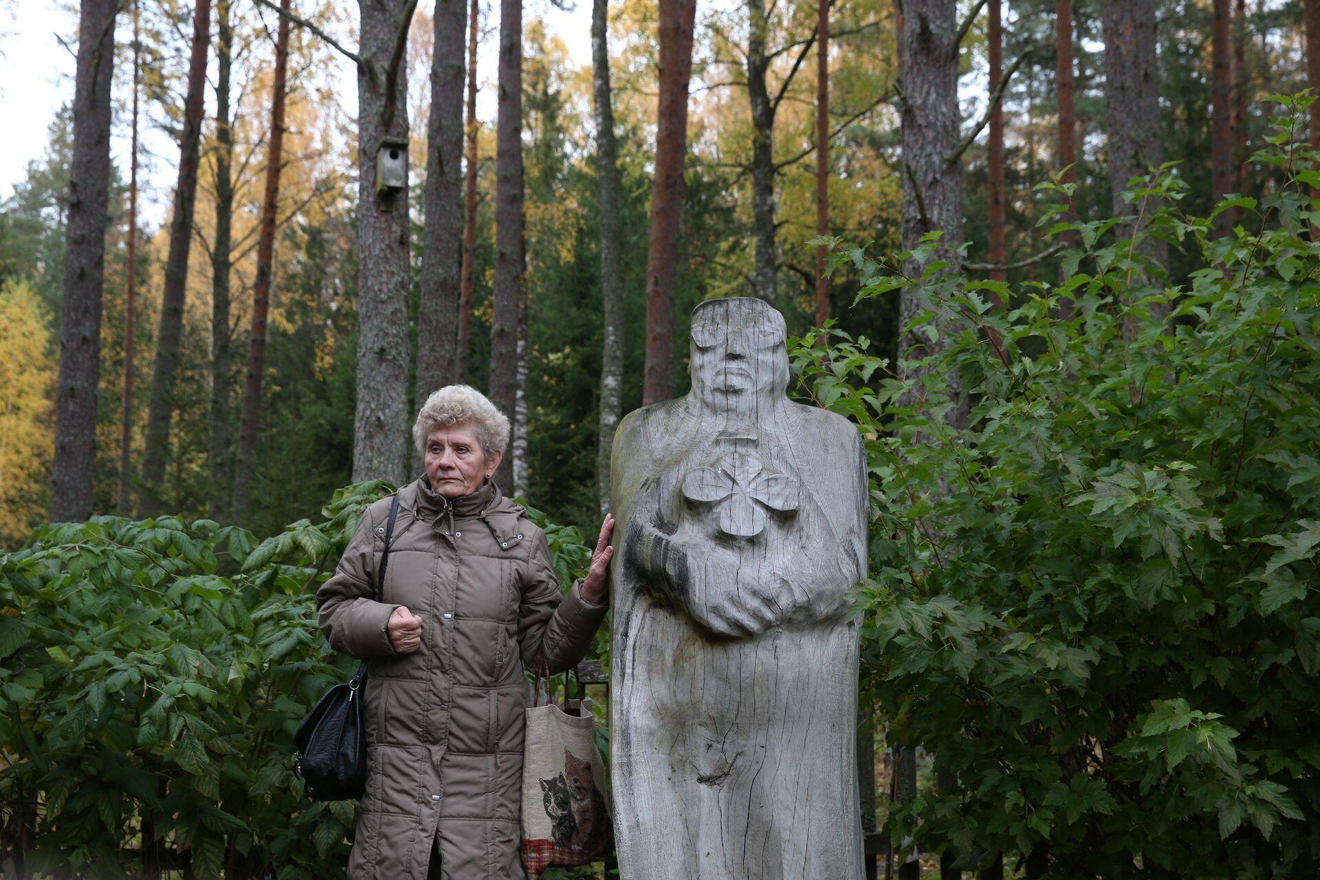 Uudishimutsejad said Hundisilmal Edgar Savisaare puukuju juures poseerida.