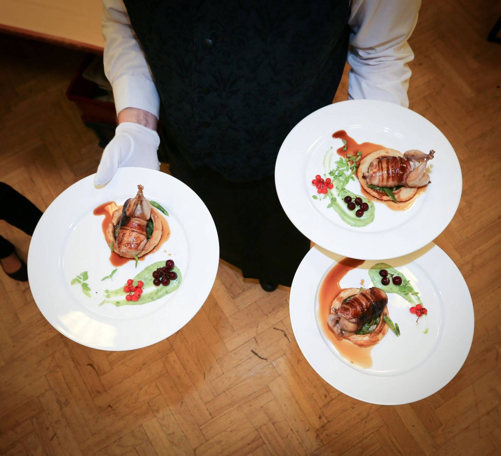 Toidulauad kaetakse vähem rikkalikult, vähem toimub sündmusi ja seminare. Paistab hästi välja, et ettevõtted hoiavad raha kokku, rääkis hotellide ja restoranide liidu juht Külli Kraner.