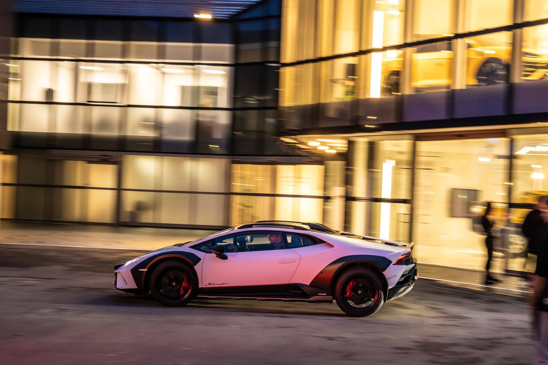 Esimesed meetrid Huracan Sterrato roolis viisid Lamborghini tehase eest Sant'Agata õhtusesse liiklusesse.