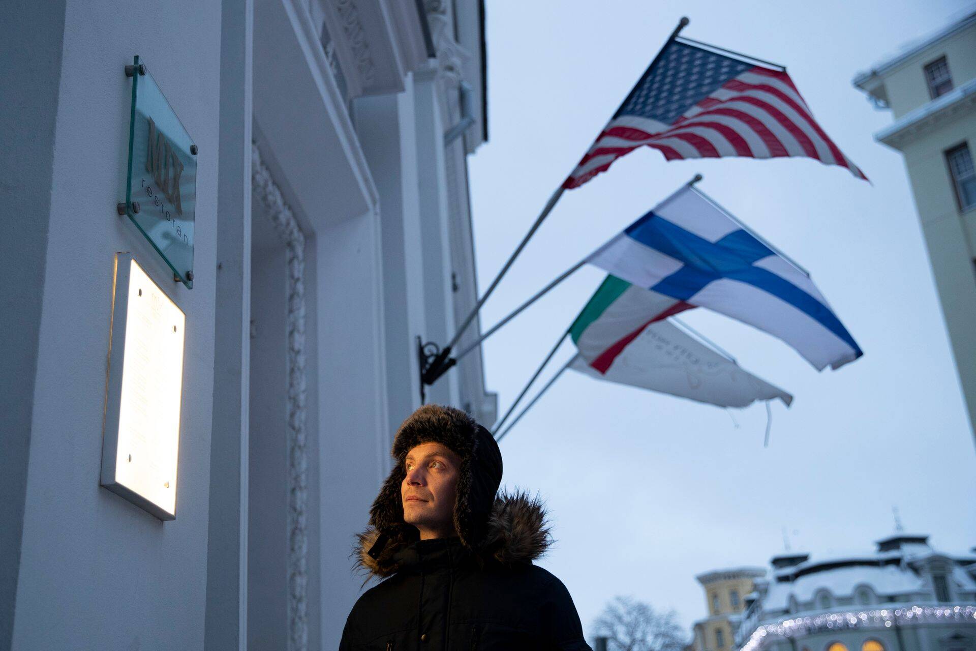 Restorani Mix esindaja Henno Leissoo Tallinna vanalinnas suletud restorani ukse ees.