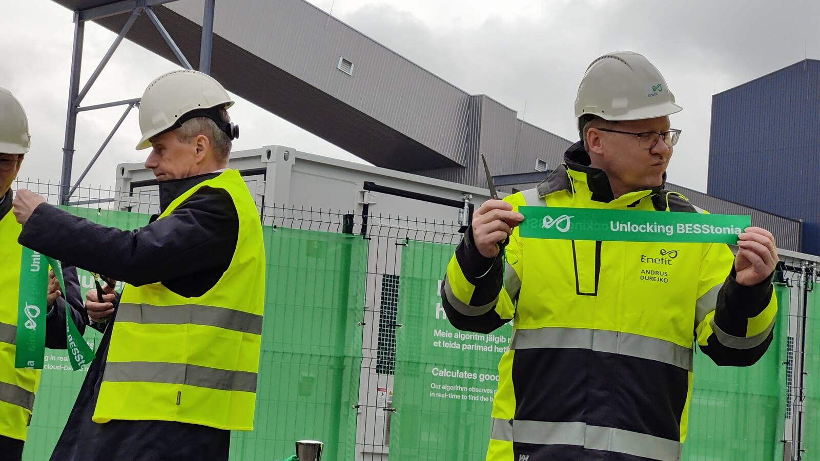 Глава Eesti Energia Андрес Дурейко перерезал ленточку на открытии аккумуляторного парка с очень довольным видом.