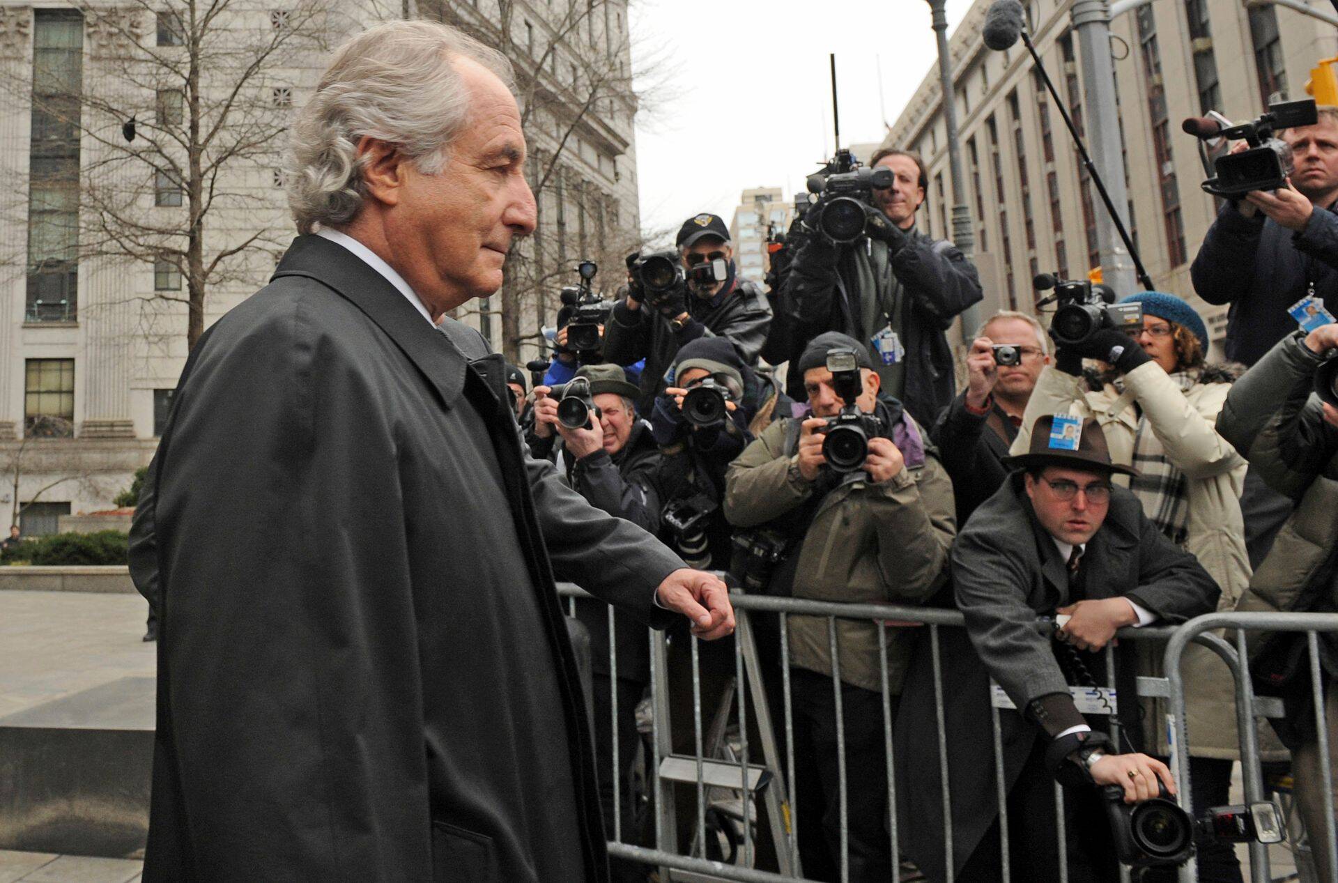 Üks tuntumaid investeerimispettureid Bernard Madoff minemas 2009. aastal New Yorgis kohtu ette.