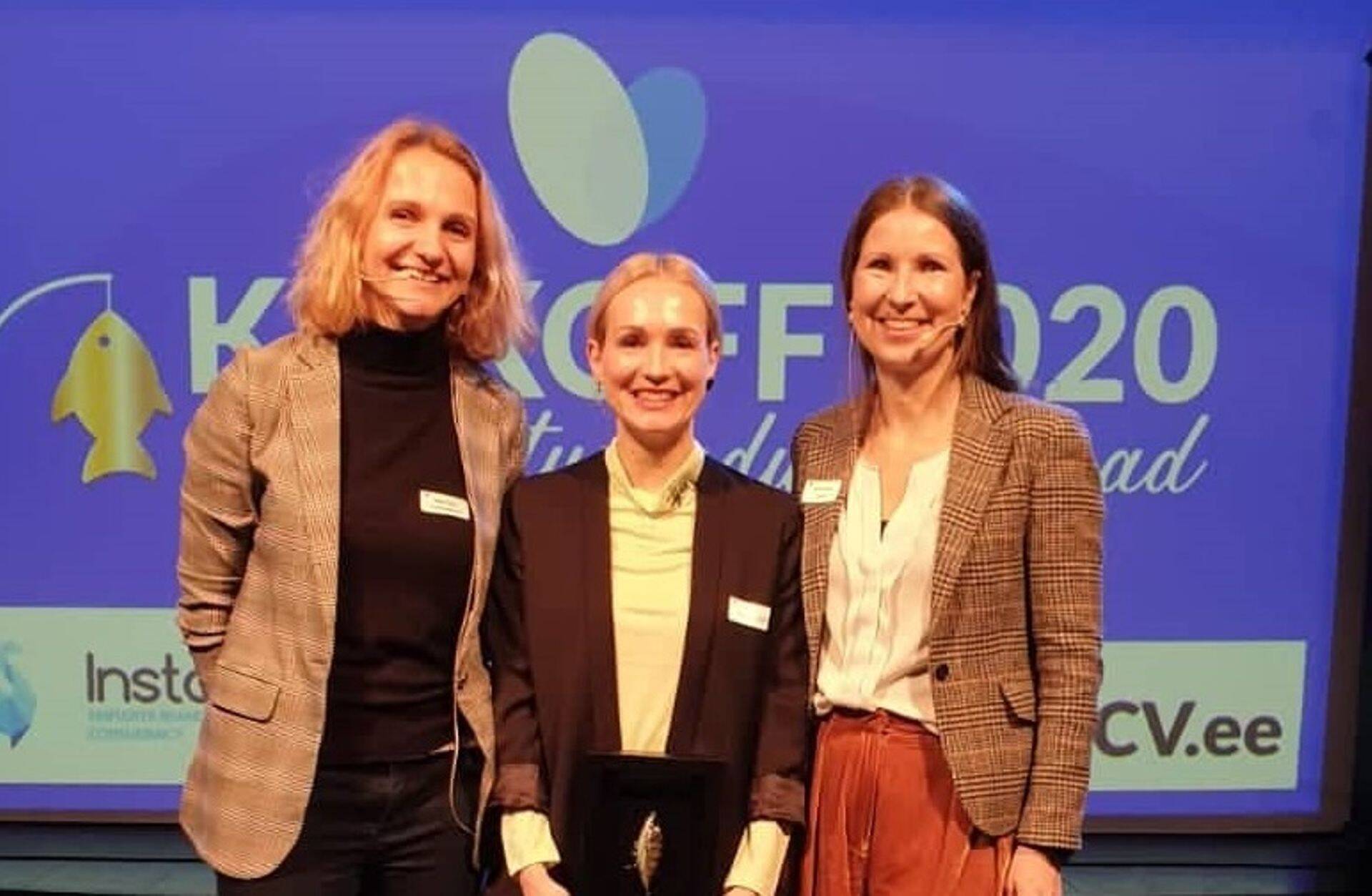 Vasakult: CV-Online'i turundusjuht Maris Viires, võitja Lennuliiklusteeninduse AS-i personalijuhi Ere Keerig-Kont ja Instar EBC tegevjuht Kersti Vannas.