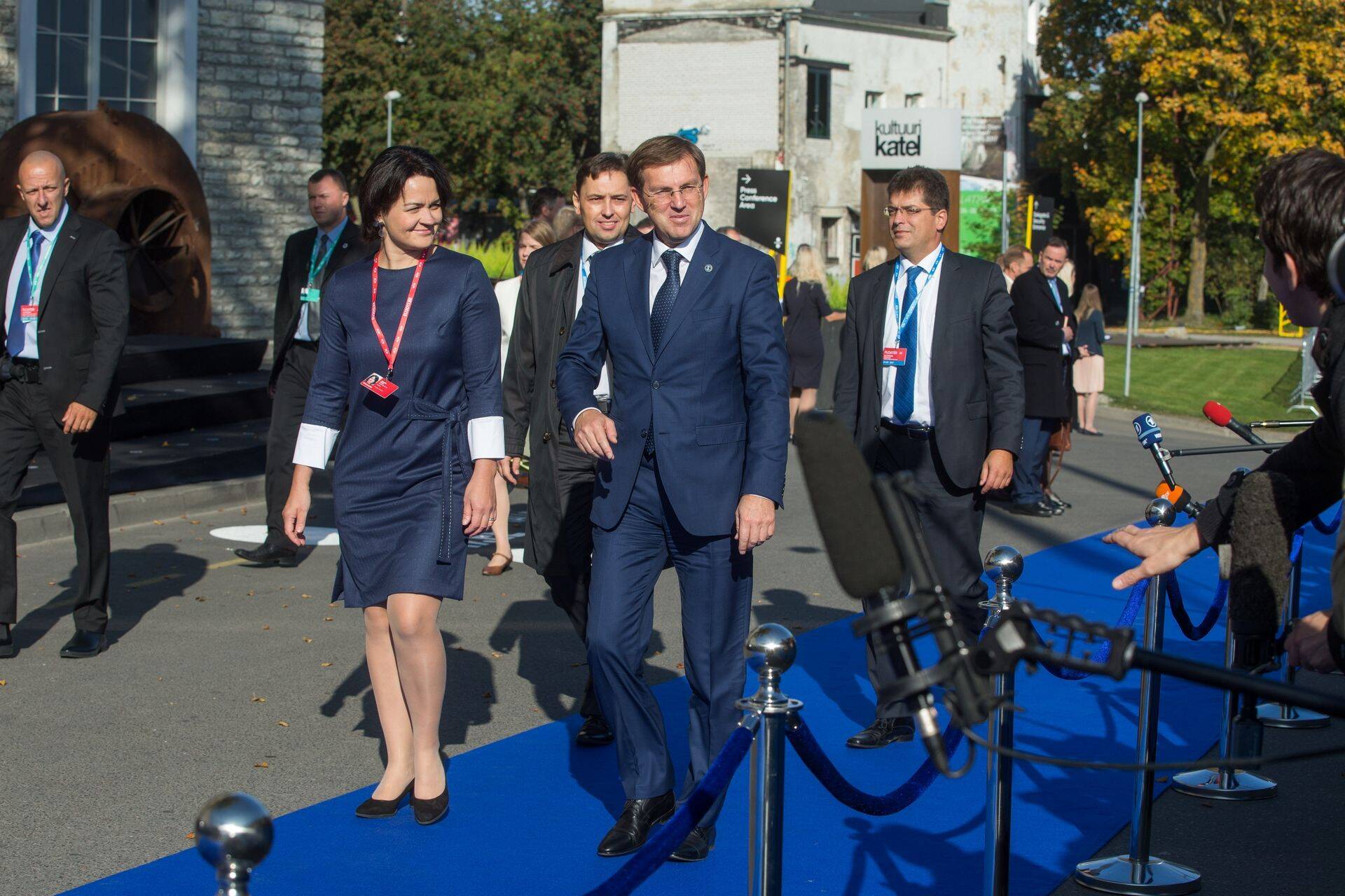 Euroopa Liidu eesistumine on üks lennutranspordi kasvu põhjus, pildil saabub Prantsusmaa president Emmanuel Macron digitippkohtumisele.