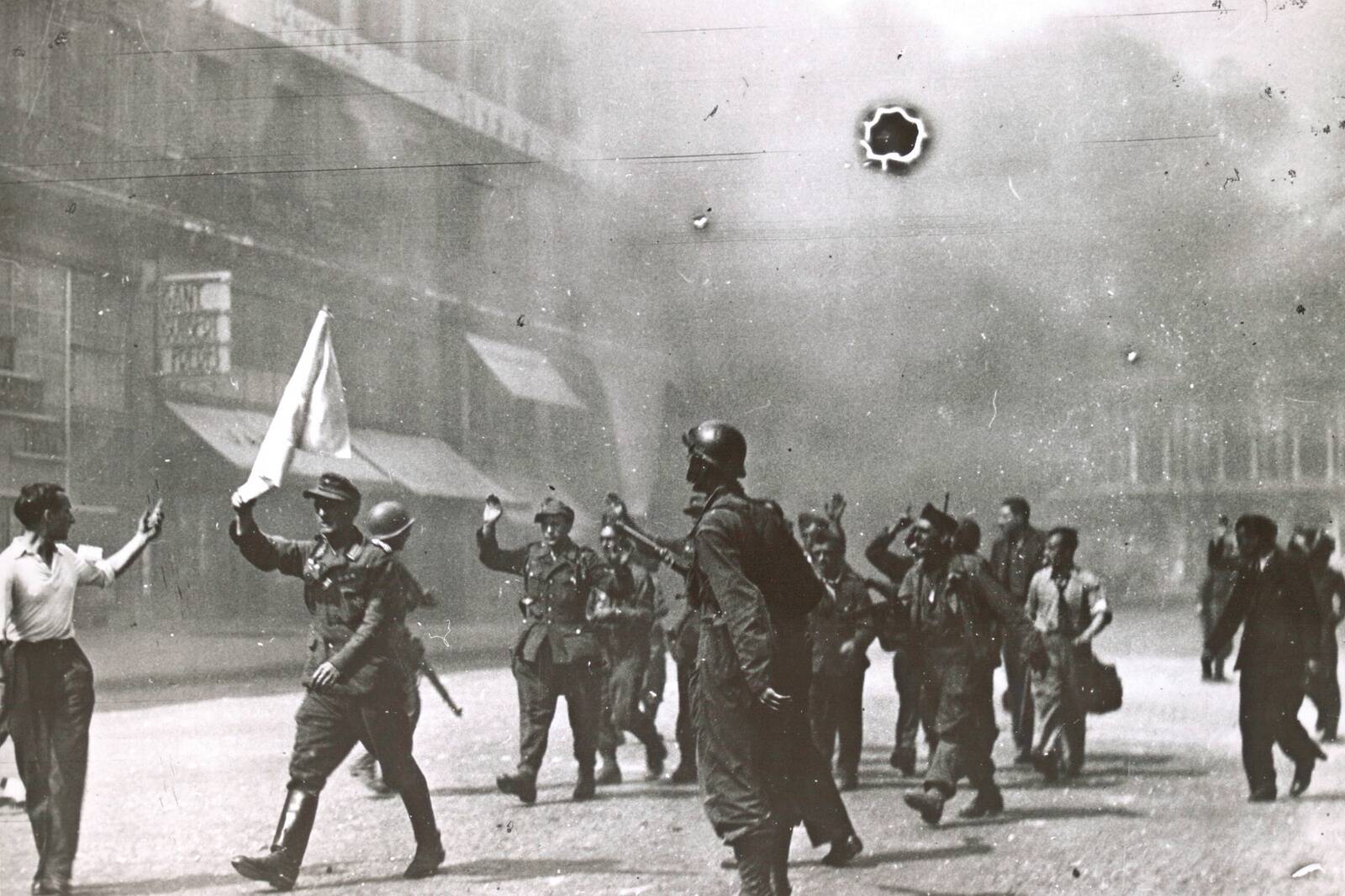 Valget lippu lehvitasid ka kapituleerunud Saksa üksused 1944. aasta augustis Pariisis.