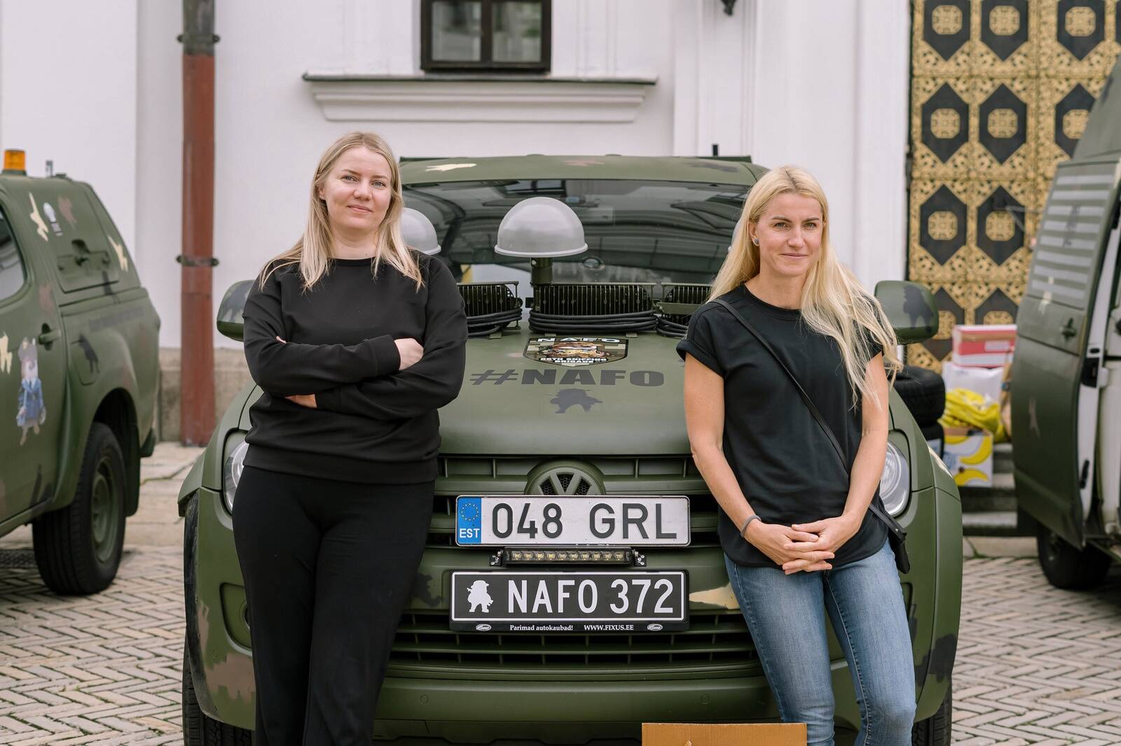 Pipedrive´i töötajaist vabatahtlikud ettevõtte kaasasutaja Ragnar Sassi eestvõttel loodud NAFO 69. nuuskimisbrigaadi autokonvoi juhtidena Kiievis.