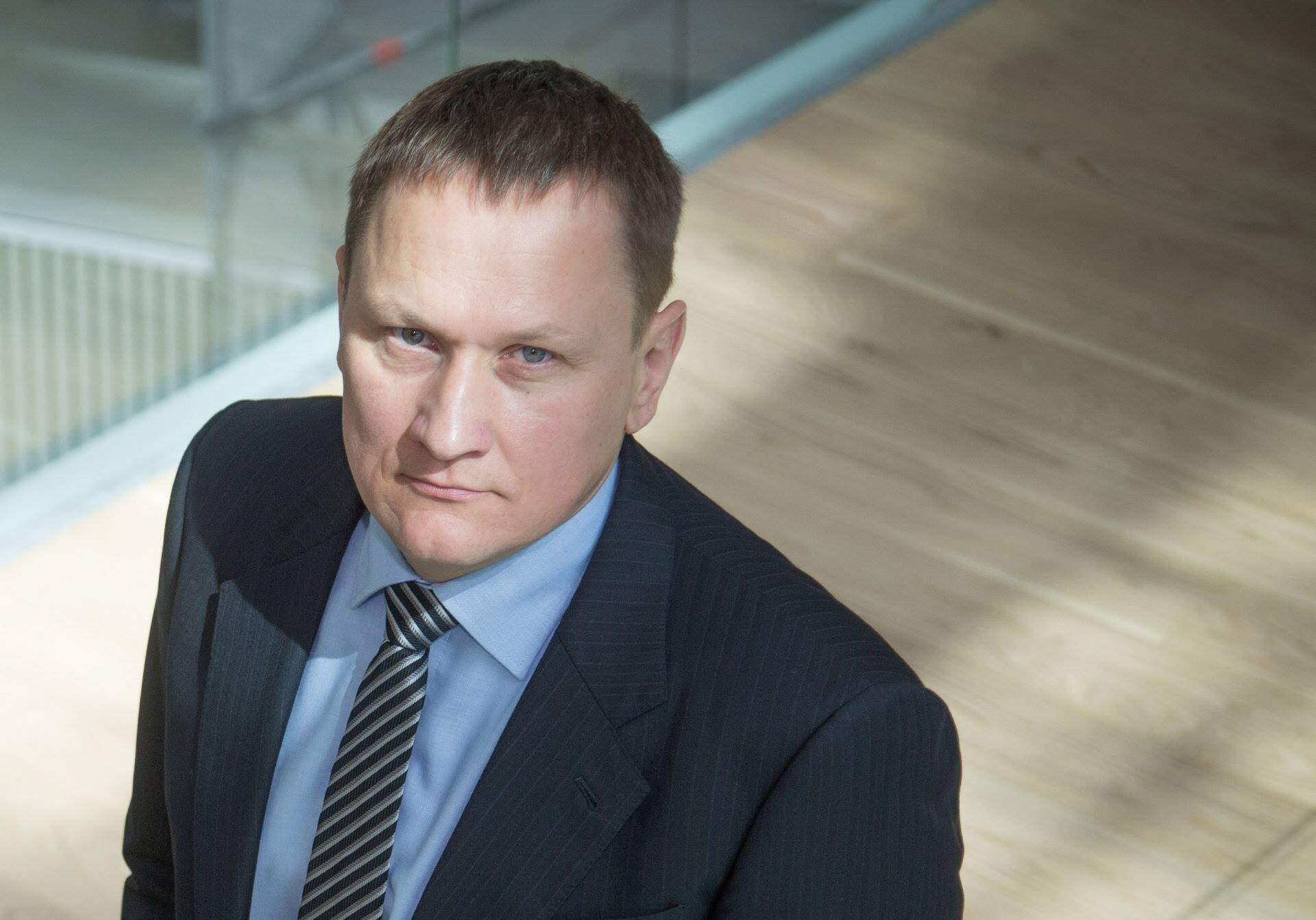 Vilniaus Prekyba väikeosanik Mindaugas Marcinkevicius tuli avalikkuse ette teatega, et tema äripartner, Baltiriikide rikkaim mees Nerijus Numavicius hiilib oma ärivõrgustikuga maksudest eemale.