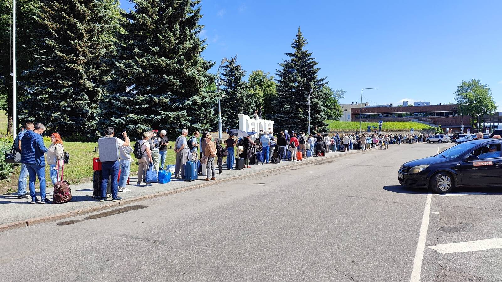 Очередь к погранпункту на Петровской площади Нарвы, 21 июня около 11.30. За три часа до этого очередь была значительно длиннее, в ней стояли около тысячи человек.
