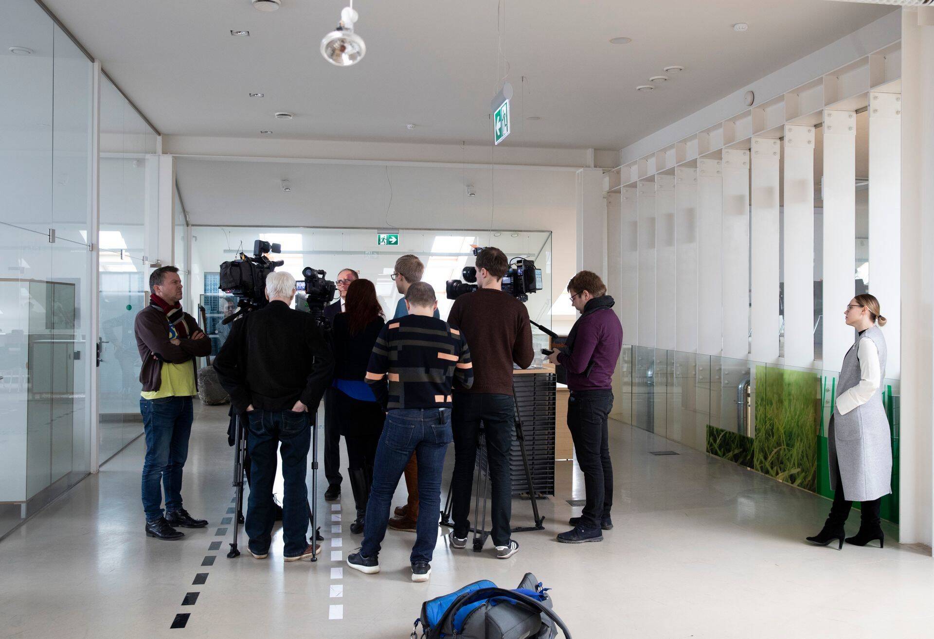 Руководитель Baltika Меэлис Милдер в окружении журналистов