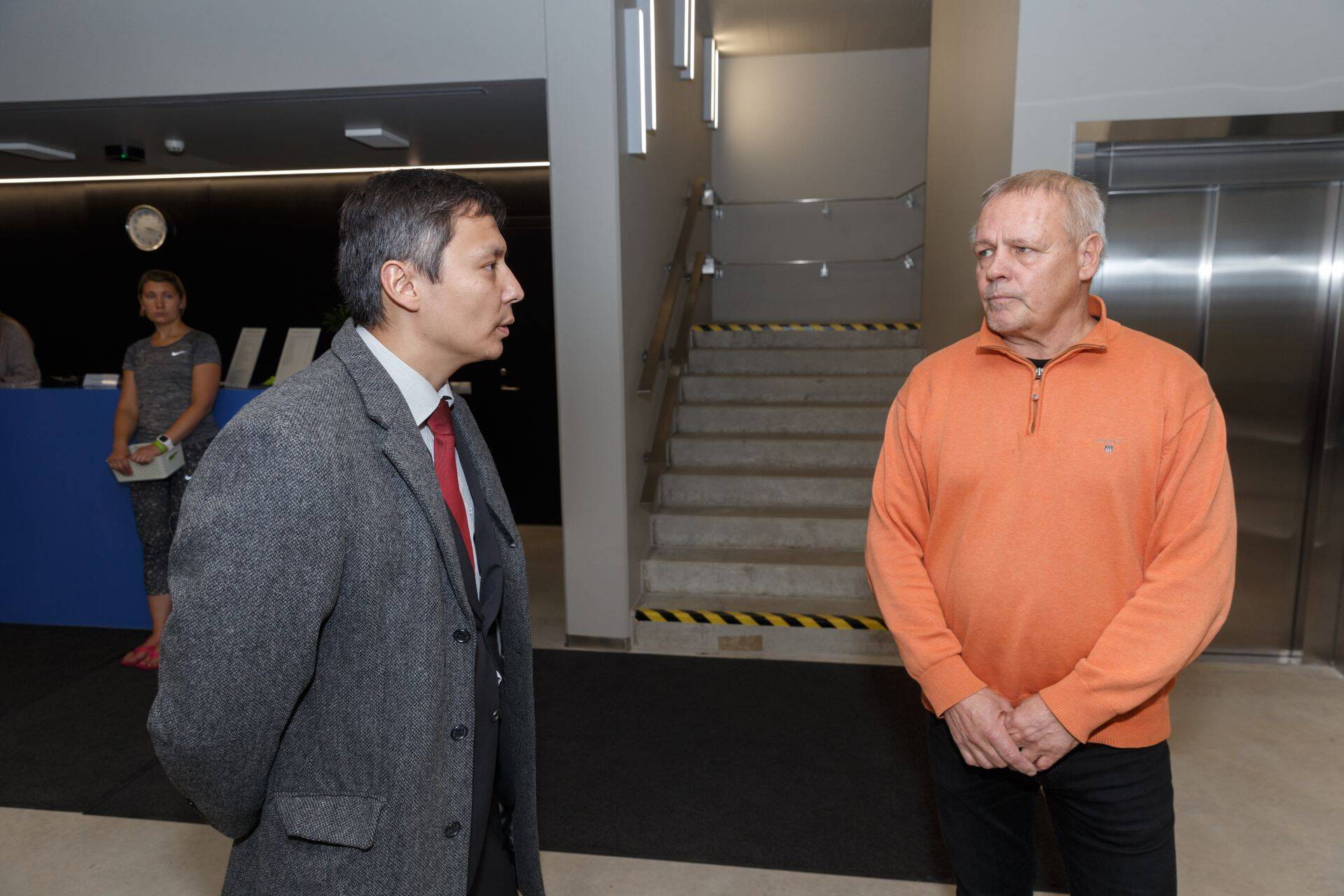 Sõle spordikeskuse juht Toomas Ristlaan (paremal) peab andma aru keskuses toimuvast abilinnapea Mihhail Kõlvartile.