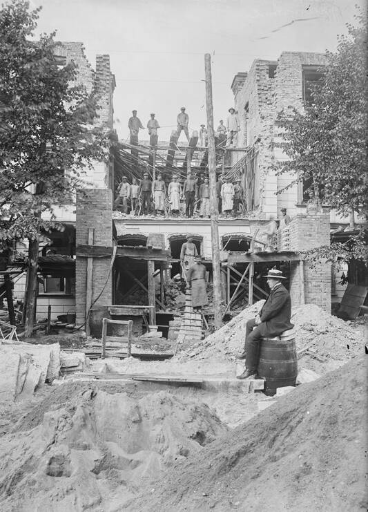 Вид на строительную площадку. Строительство кинотеатра «Гранд Марина». 1913 год.