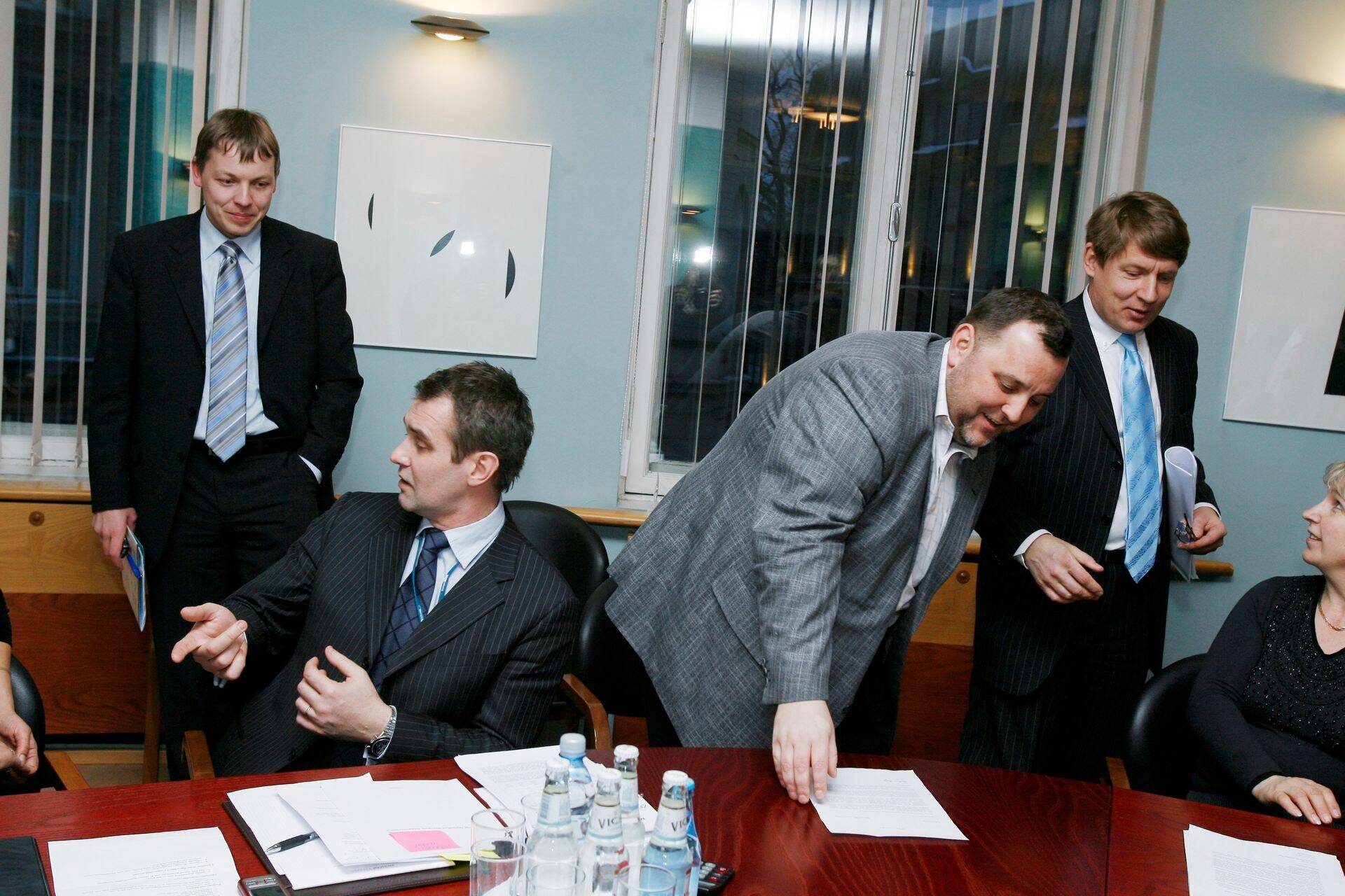 2009. aasta, kui majandus- ja kommunikatsiooniministeeriumis arutlesid huvigrupid tugipaketi üle. Pildil on Mait Palts, Aivar Rehe, Sven Sester ja Toomas Luman. Viimane on sel kevadel olnud üks sõnakaim Sesteri kriitik.