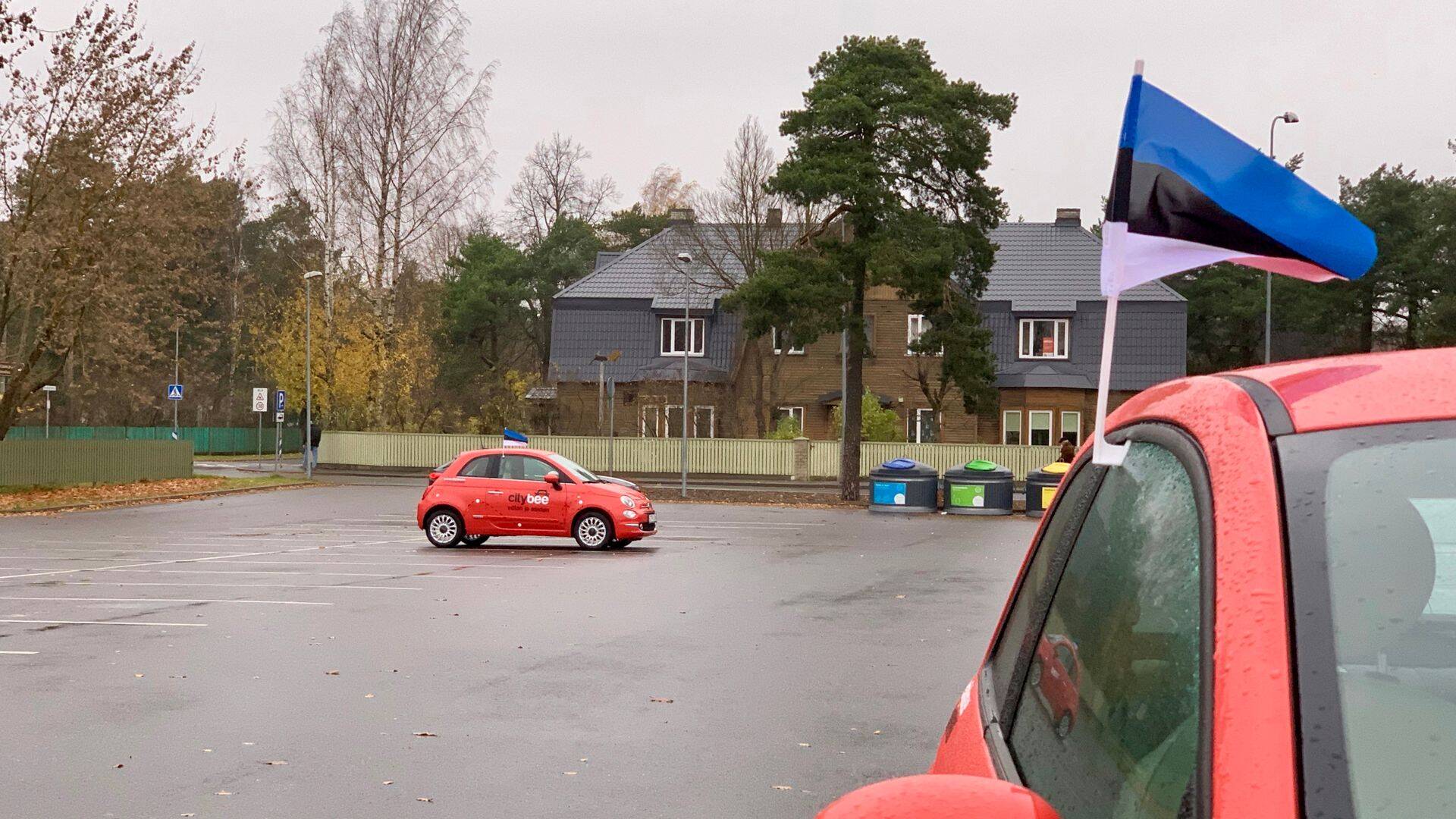 До сих пор автомобиль Fiat 500 был редким гостем на дорогах Эстонии. Но теперь, когда более сотни новеньких Fiat 500 уже прибыли в Таллинн, а по утверждению литовских владельцев каршеринговой компании CityBee, это лишь первая партия, симпатичная итальянская малышка станет встречаться намного чаще.