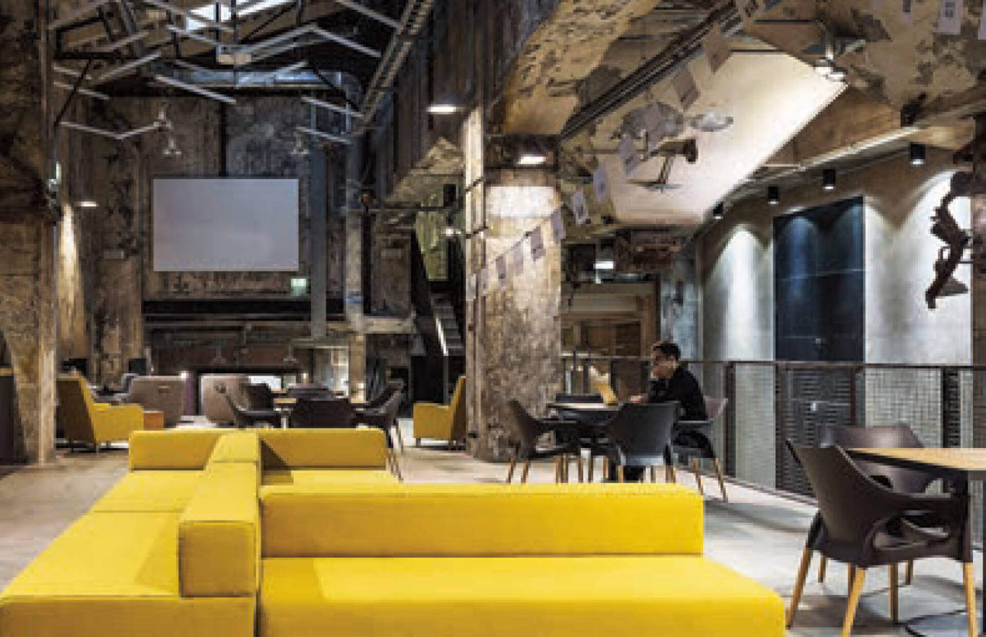 Fragment Tallinna kultuurikatla Mediateegist, kus loomeüürnikud omavahel kohtuvad.