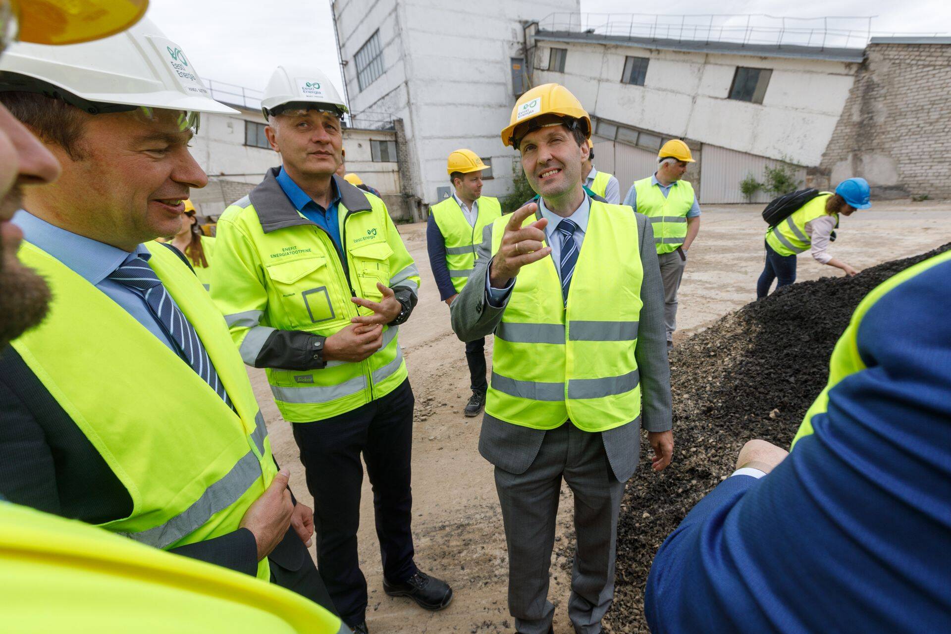 Keskkonnaminister Rene Kokk (vasakult, näha osa näost), Eesti Energia juht Hando Sutter, Enefit Energiatootmise juht Mart Proos ja rahandusminister Martin Helme.