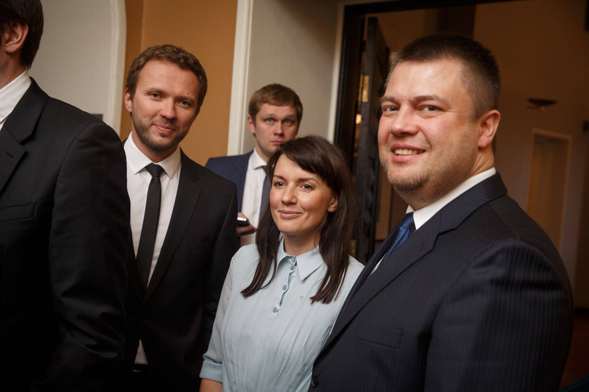 Riigikogu esimene istung. Saadikud ootavad järjekorras, et anda hääl riigikogu esimehe valimistel.