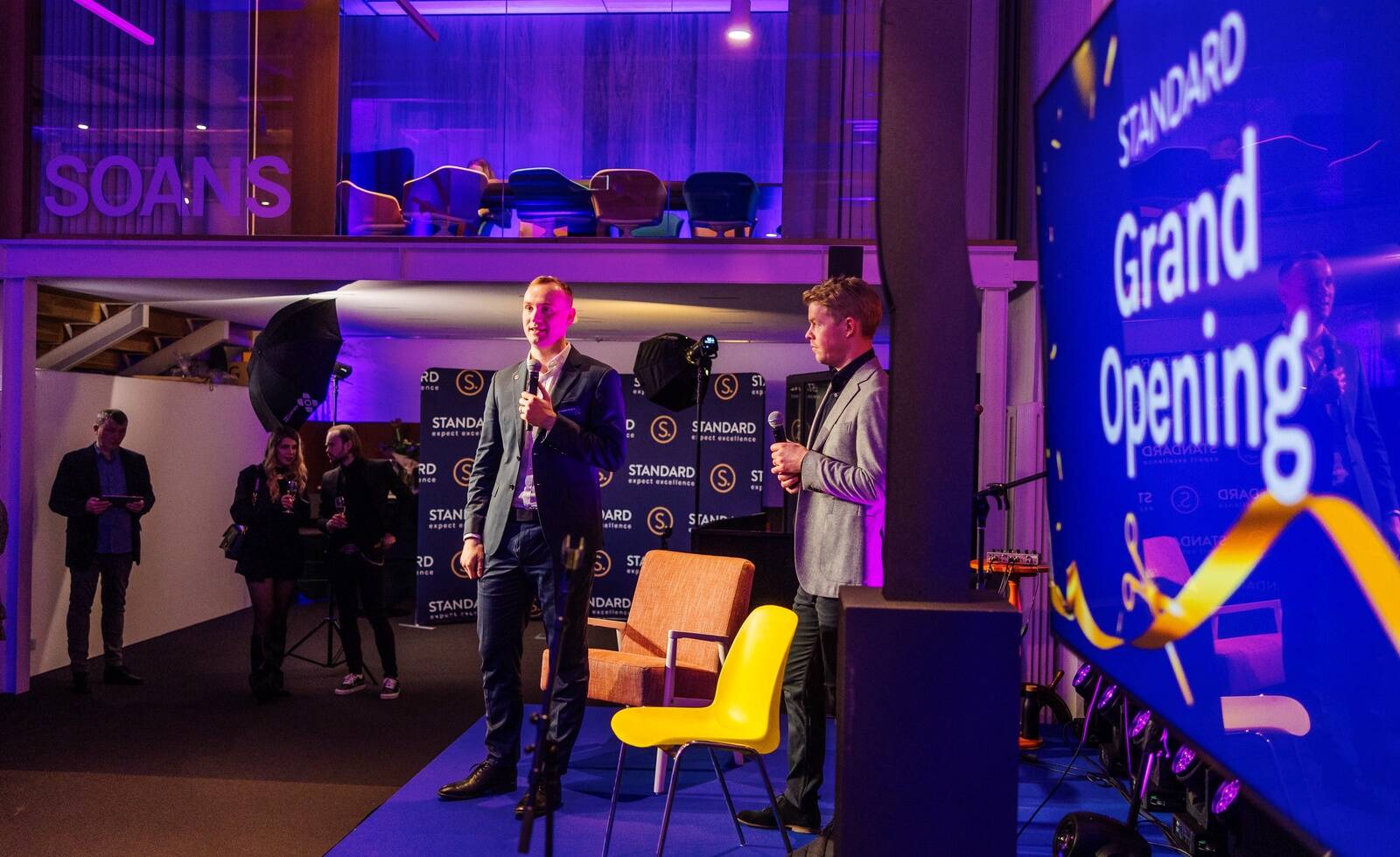 Standardi juhatuse liige Jonatan Karjus esindussalongi avamisel.