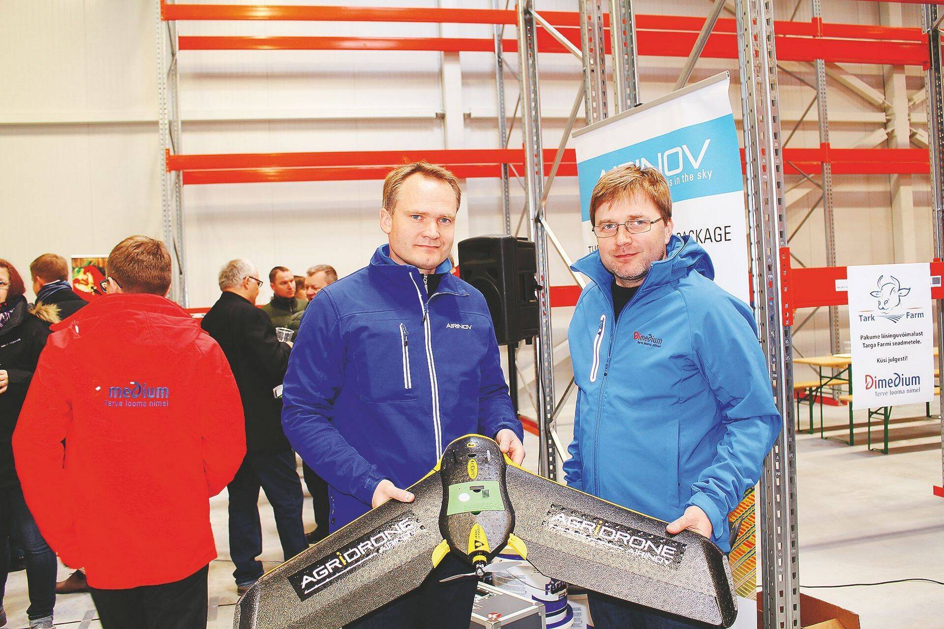 Anders Halberg ja Mikk Mehide drooni tutvustamas
