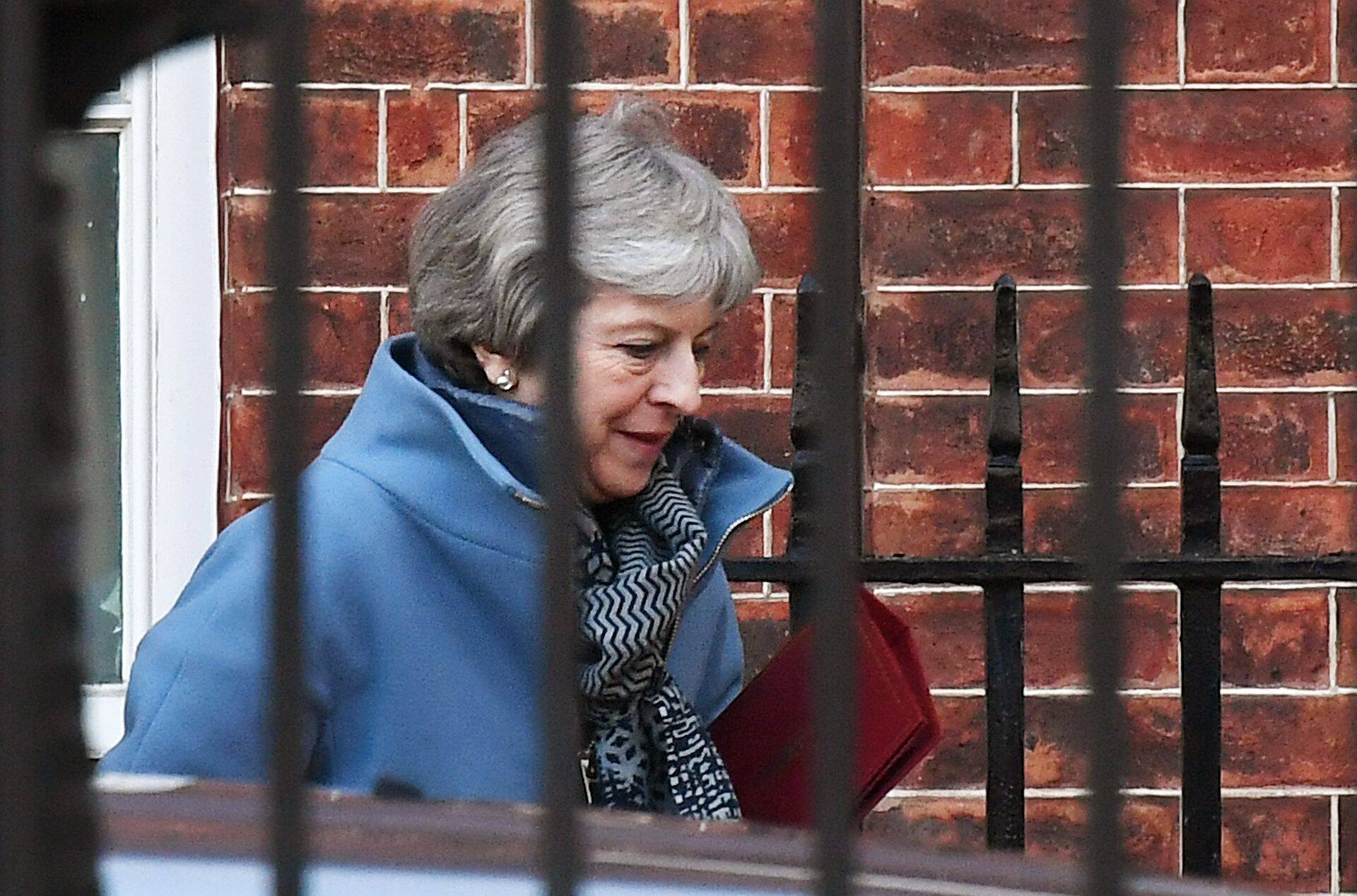 Viimasel hetkel saadud Junckeri käepigistusest ei pruugi Theresa Mayl kuigi palju abi olla.