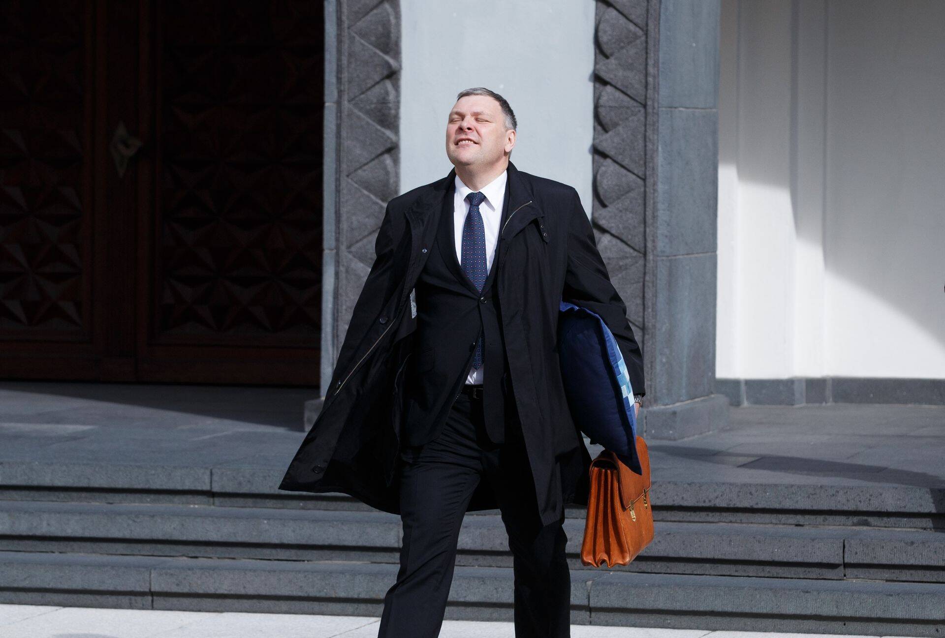 Marko Pomerants mõtleb riigikogu trepil järele.
