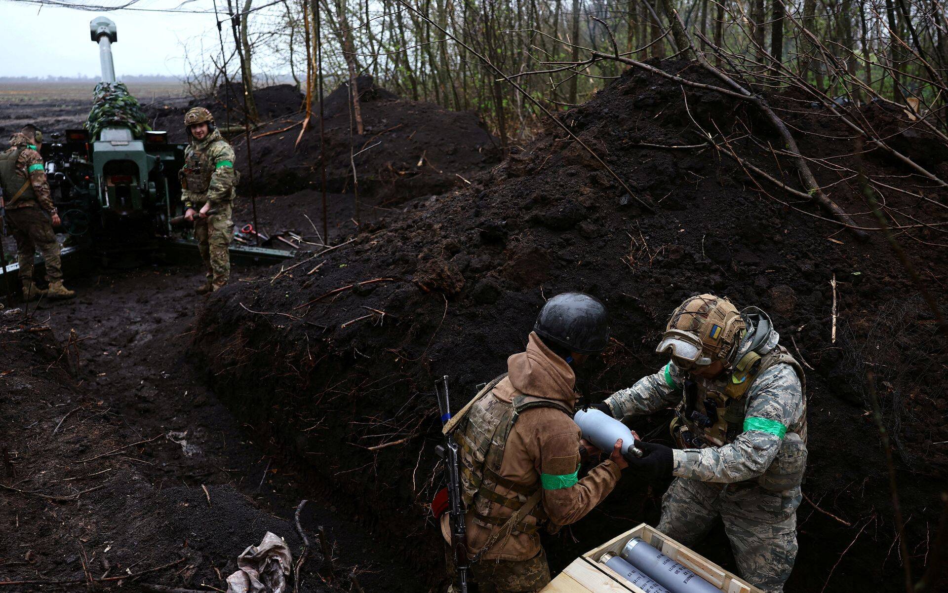 Украинские артиллеристы ведут огонь под Бахмутом