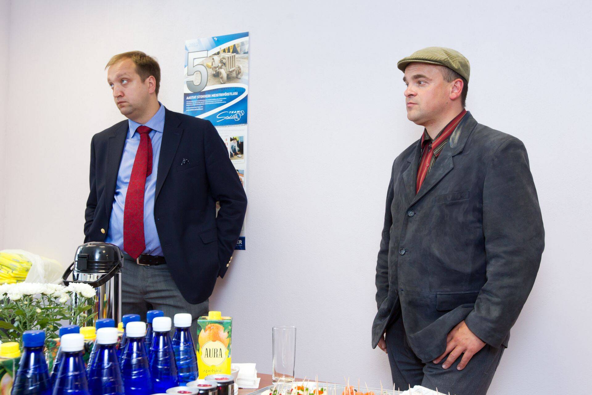 Aivo Kangus (paremal) koos suhtekorraldaja Ott Lumiga aastatetagusel OÜ Nelitäht määrdunud kõvaplastist pakendite tööstusliku ümbertöötlemise liini avamisel.