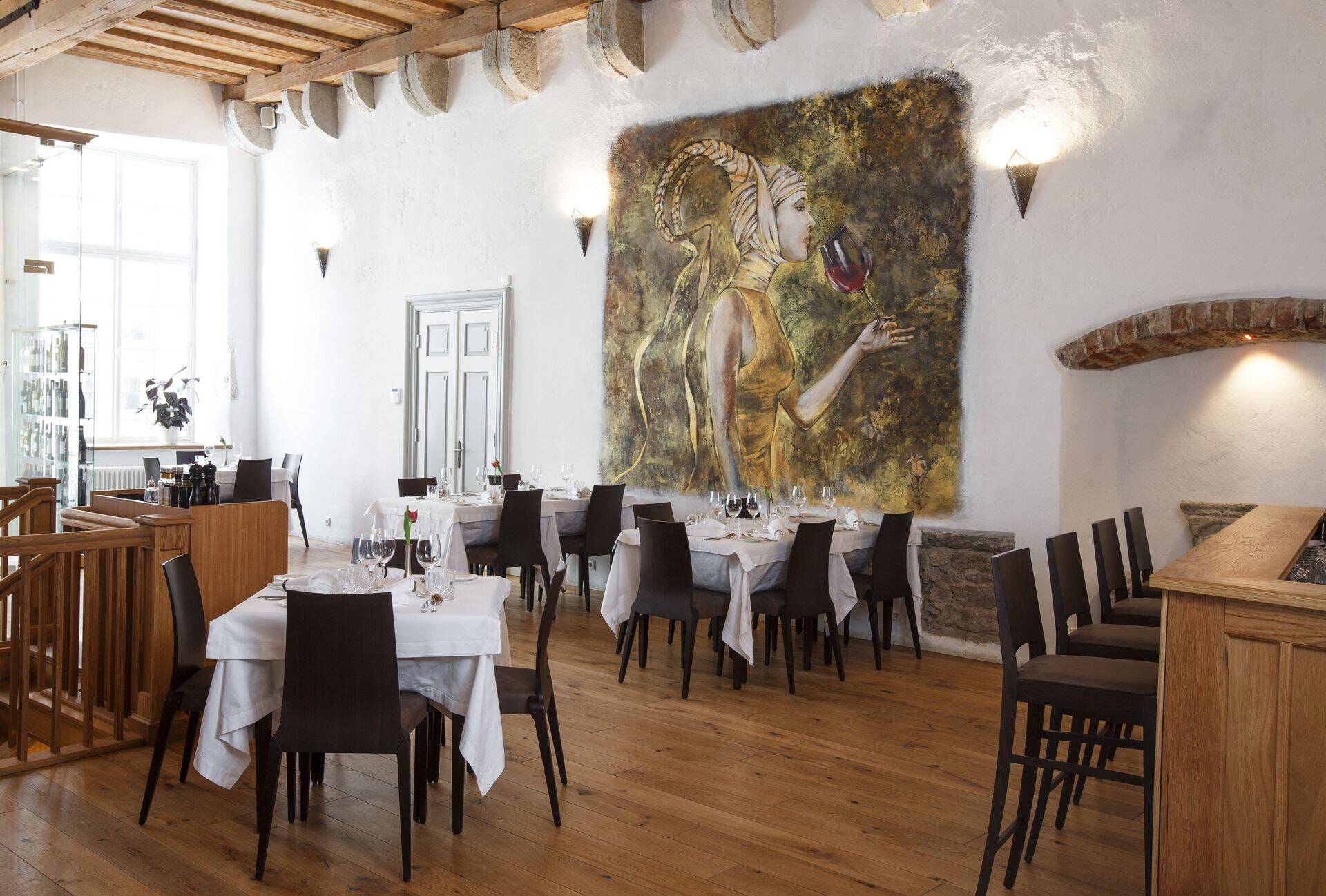 Tallinna vanalinnas Pikal tänaval Kolme Õe naabermajas on end vaikselt ja tähelepanu äratamata sisse seadnud restoran Castello.
