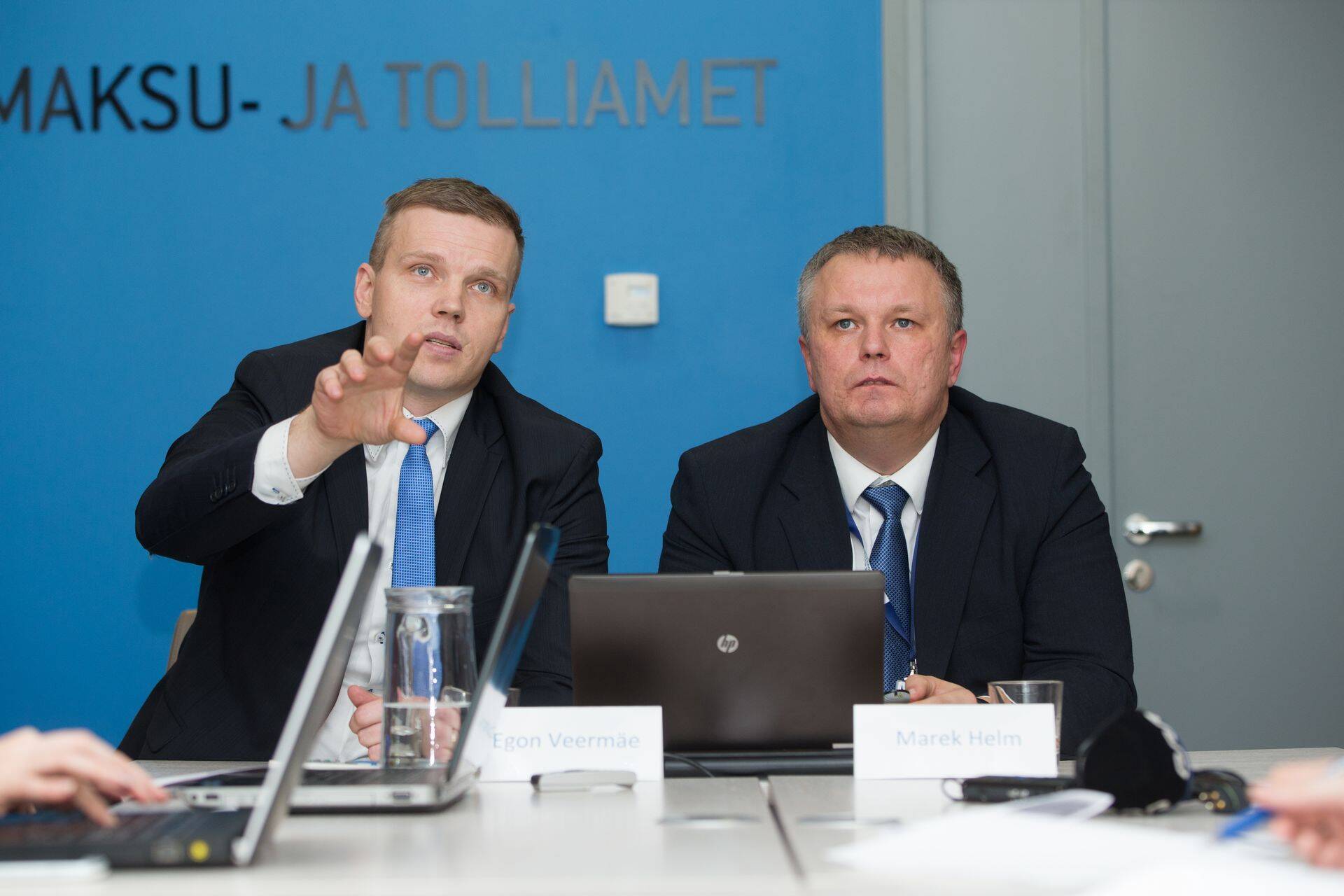Maksu- ja tolliameti peadirektor Marek Helm (paremal) ja tema asetäitja Egon Veermäe selgitamas 1000euroste arvete deklaratsioonide esimesi tulemusi.
